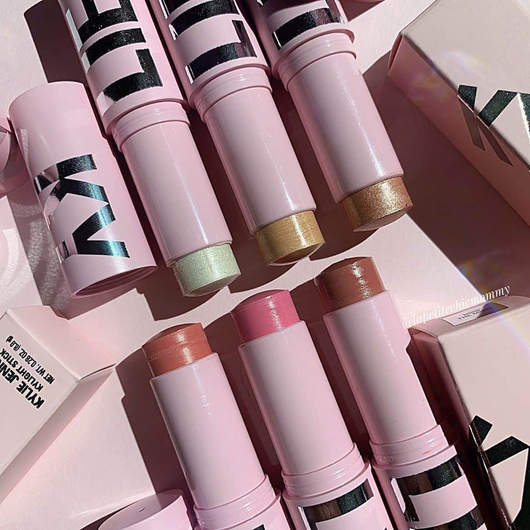 Kylie Cosmeticsさんのインスタグラム写真 - (Kylie CosmeticsInstagram)「drooling over these gorgeous swatches of our new Kylighter and Blush sticks by @lapetitechicmommy ⁠🤤💗 which shades do you have your eye on? 👀 launching tomorrow 9.25 9am pst on KylieCosmetics.com」9月25日 4時43分 - kyliecosmetics