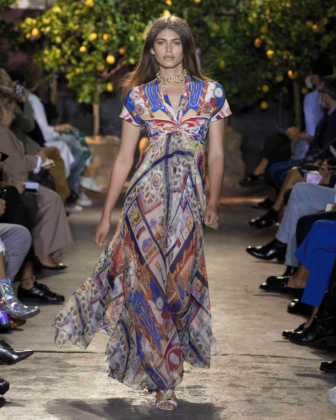 エトロさんのインスタグラム写真 - (エトロInstagram)「Explore the alluring vibe of an endless Italian summer.⁣ @valentts walks the ETRO Spring Summer 2021 show in a long dress with 1994 archival "Trionfi e Soffitti"  foulard prints.⁣ ⁣ #ETRO #ETROSS21」9月25日 4時52分 - etro