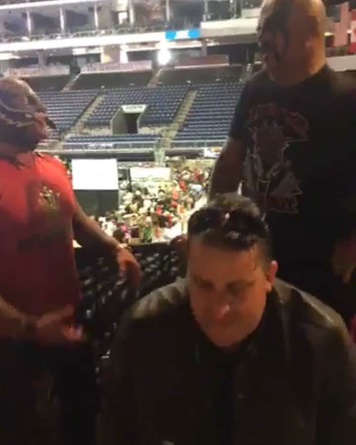 レイ・ミステリオ・ジュニアのインスタグラム：「My most deepest condolences to the Laurinaitis Family🙏🏼 #RIP my brother Joe🖤✝️ Animal🙏🏼...... You were always in great spirit & enjoyed every time I had a chance to chop it up with you. Always treated me and my son like family & will forever cherish the #LOD shoulder pads with spikes you gave my son!   May God grant your family & loved ones the strength to overcome your loss.  #LoveYouMyBrother🖤」