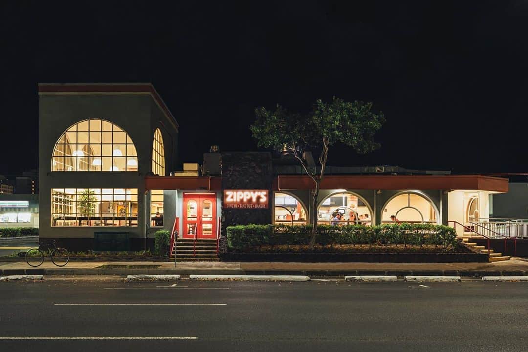 Zippy's Restaurantsのインスタグラム：「We've missed you! Zippy's Kapolei, Vineyard, Makiki, Kaneohe, Mililani have reopened dine-in services (Kahului continues to remain open).   On Oahu, there is a limit of 5 guests per party, all of which must be from the same household. Therefore, we are making updates to our online waitlist to accommodate the limits, as well as requesting the household's address, per orders of the C&C of Honolulu. Masks are also now required at all times except for eating and drinking.   We look forward to serving you and your family.」