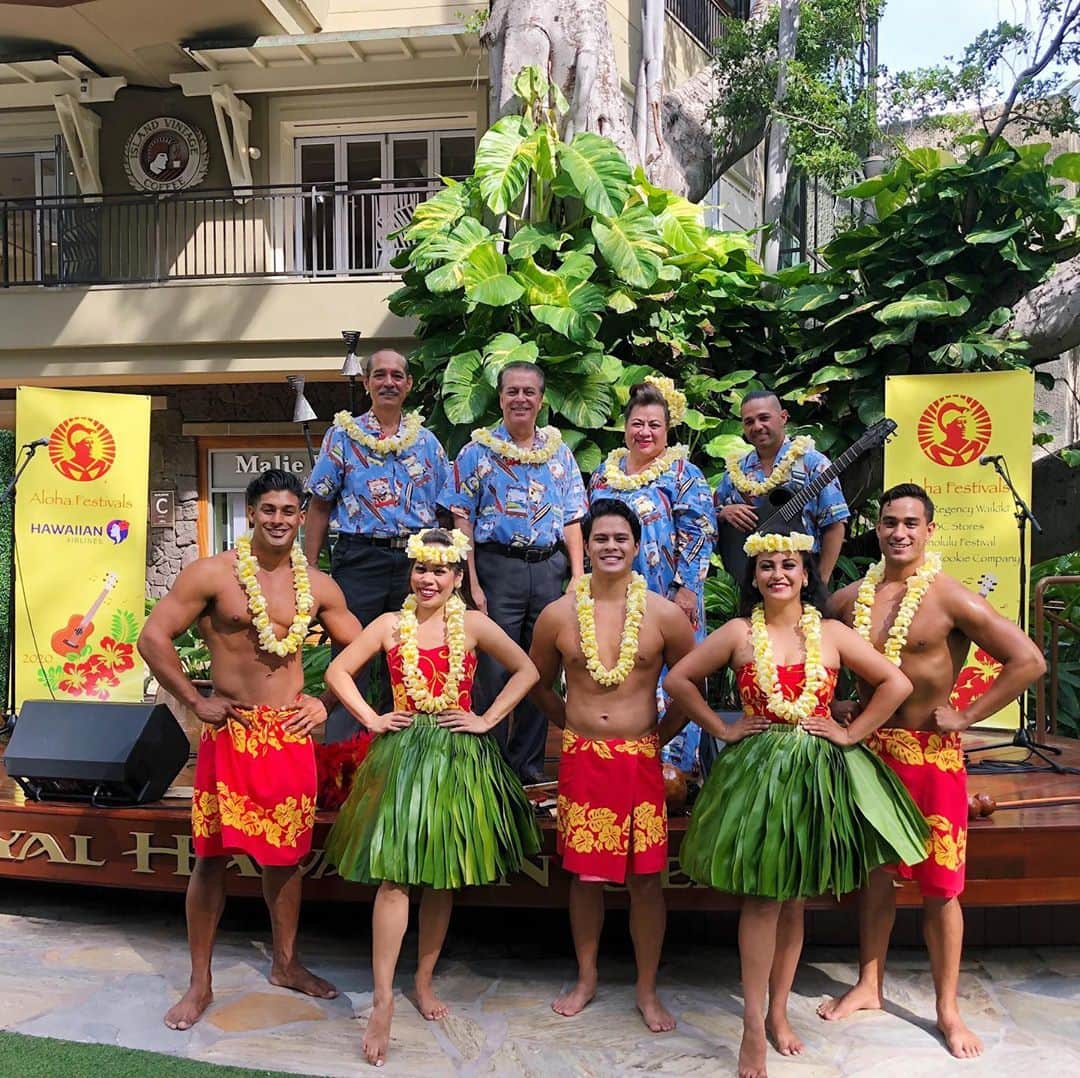 ハワイアン航空さんのインスタグラム写真 - (ハワイアン航空Instagram)「Each year, we are proud to partner with @alohafestivals to sponsor their Aloha Week. Due to the impacts of COVID-19, this year’s celebrations look a bit different; however, we are happy to sponsor this year's Aloha Festivals virtual event: Nā Mele ‘Ukulele.🌺🎶 This virtual event will include a half hour broadcast special, featuring three amazing ‘ukulele artists, Pomaika‘i Lyman, Jake Shimabukuro and Kawika Trask. ⠀ ⠀ Join us tonight at 9:30 p.m. HST for a live broadcast with @khonnews. The special will also be livestreamed on AlohaFestivals.com.」9月25日 5時06分 - hawaiianairlines