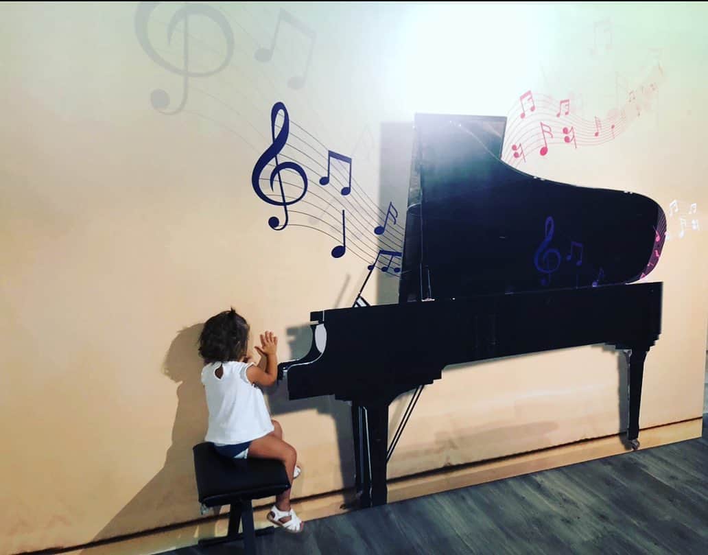 ルベン・ペレスのインスタグラム：「Muchas felicidades, princesa . 2 años ya , el tiempo pasa muy rápido y no me he dado cuenta .  Tu carácter te hace diferente .  Tus abrazos y besos son infinitos , nunca lo cambies .  Te quiero mucho , mi vida .」