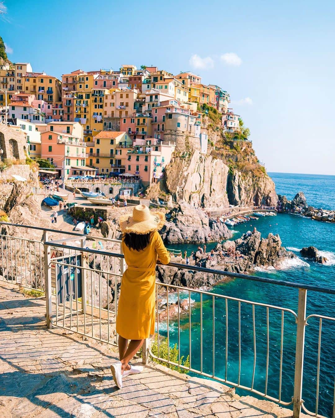 Lonely Planetさんのインスタグラム写真 - (Lonely PlanetInstagram)「Who else believes that the villages of Cinque Terre are some of the most picturesque on the planet? ✋  From the colorful buildings and crystal waters to the hikes between villages, this is one of those places that is always on our list.   Visit the link in our bio to imagine yourself sipping limoncino and watching the boats rock in the waves. 😍」9月25日 5時16分 - lonelyplanet