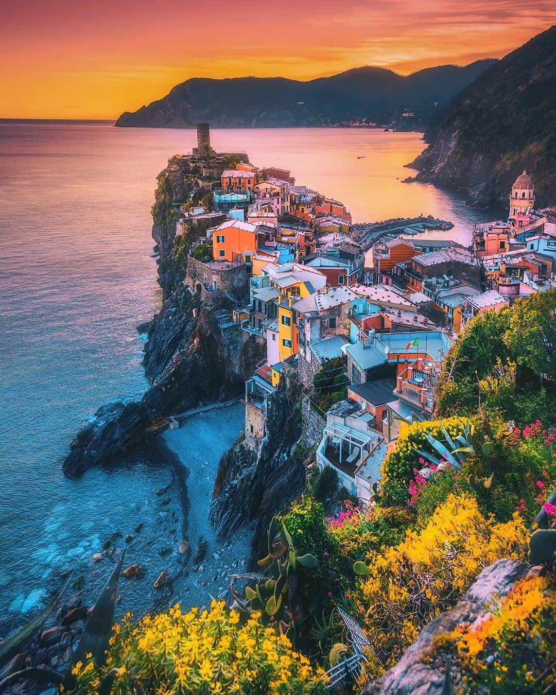 Lonely Planetさんのインスタグラム写真 - (Lonely PlanetInstagram)「Who else believes that the villages of Cinque Terre are some of the most picturesque on the planet? ✋  From the colorful buildings and crystal waters to the hikes between villages, this is one of those places that is always on our list.   Visit the link in our bio to imagine yourself sipping limoncino and watching the boats rock in the waves. 😍」9月25日 5時16分 - lonelyplanet