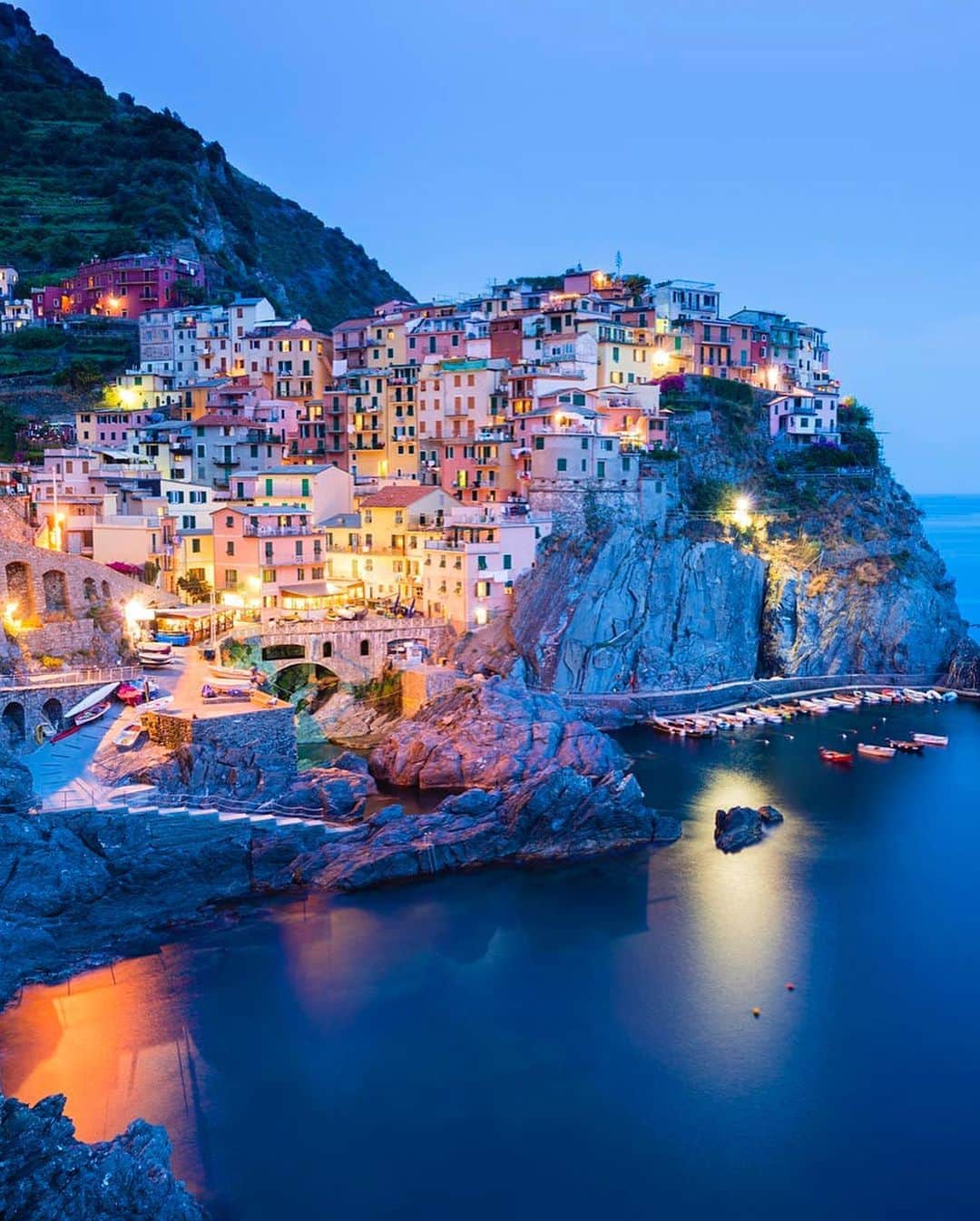 Lonely Planetのインスタグラム：「Who else believes that the villages of Cinque Terre are some of the most picturesque on the planet? ✋  From the colorful buildings and crystal waters to the hikes between villages, this is one of those places that is always on our list.   Visit the link in our bio to imagine yourself sipping limoncino and watching the boats rock in the waves. 😍」