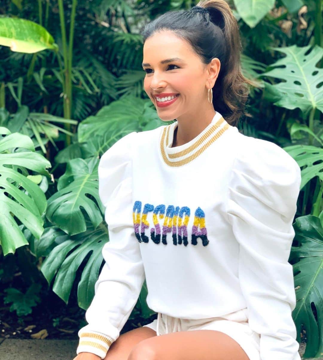 Mariana Riosのインスタグラム：「RESPIRA! Antes de falar, respire fundo e pense. Antes de agir, respire mais um pouco. Antes de ficar triste, respire. Ao sorrir, respira profundamente e sinta a alegria no seu coração. Com a vida aprendi a respirar diante de qualquer situação. Foi por isso que escolhi essa palavra da coleção ALMA que a @patbo_brasil lançou ! Nela parte da renda será destinada ao projeto @amigosdobem e levará água tratada para o sertão nordestino! Amei a iniciativa @patriciabonaldi !!!! ❤️」