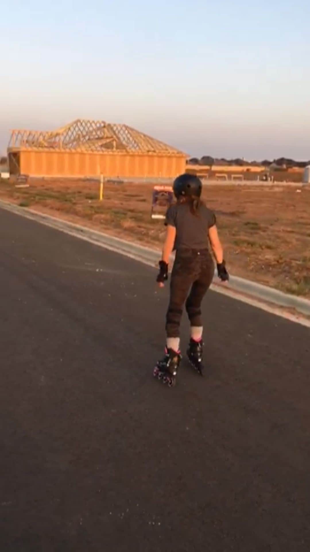 Ava Fioreのインスタグラム：「Watch out old lady 👵🏼 on rollerblades! That was embarrassing so I figured I’d share 😂💁🏻‍♀️」