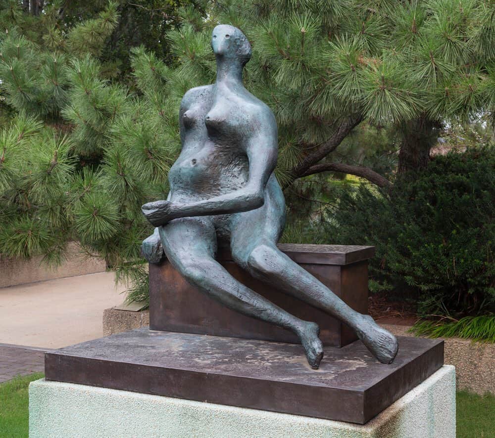 スミソニアン博物館さんのインスタグラム写真 - (スミソニアン博物館Instagram)「"I'm gonna soak up the sun" — Henry Moore's bronze sculpture "Seated Woman" (1956-1957/cast 1962). ☀️ See it and more outdoor art in our @hirshhorn's Sculpture Garden, which is now open daily from 10 a.m. to 4:30 p.m. Passes aren't required to visit our @smithsoniangardens, but we do have new safety protocols including face coverings. Learn more at gardens.si.edu/welcome. During World War II, Moore was impressed by the courage and fortitude of ordinary citizens surviving in appalling circumstances. In response, the British artist shifted his style away from biomorphic abstraction (abstract forms related to living organisms) toward figures. Moore also changed his technique from carving to making small plaster models intended for enlargement and casting into bronze for outdoor display.」9月25日 5時31分 - smithsonian