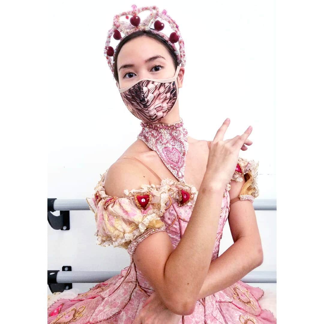 Lily Saito (齊藤莉理)のインスタグラム：「Nutcracker season started early for @nashvilleballet and I am LOVING dancing in my new @elevedancewear mask! Customize your own mask or order one of their popular prints at elevedancewear.com/mask (link in bio) 😉 All proceeds benefit the Nashville Ballet so please help support us as we work on bringing Nutcracker to your home this winter! 📽❤」