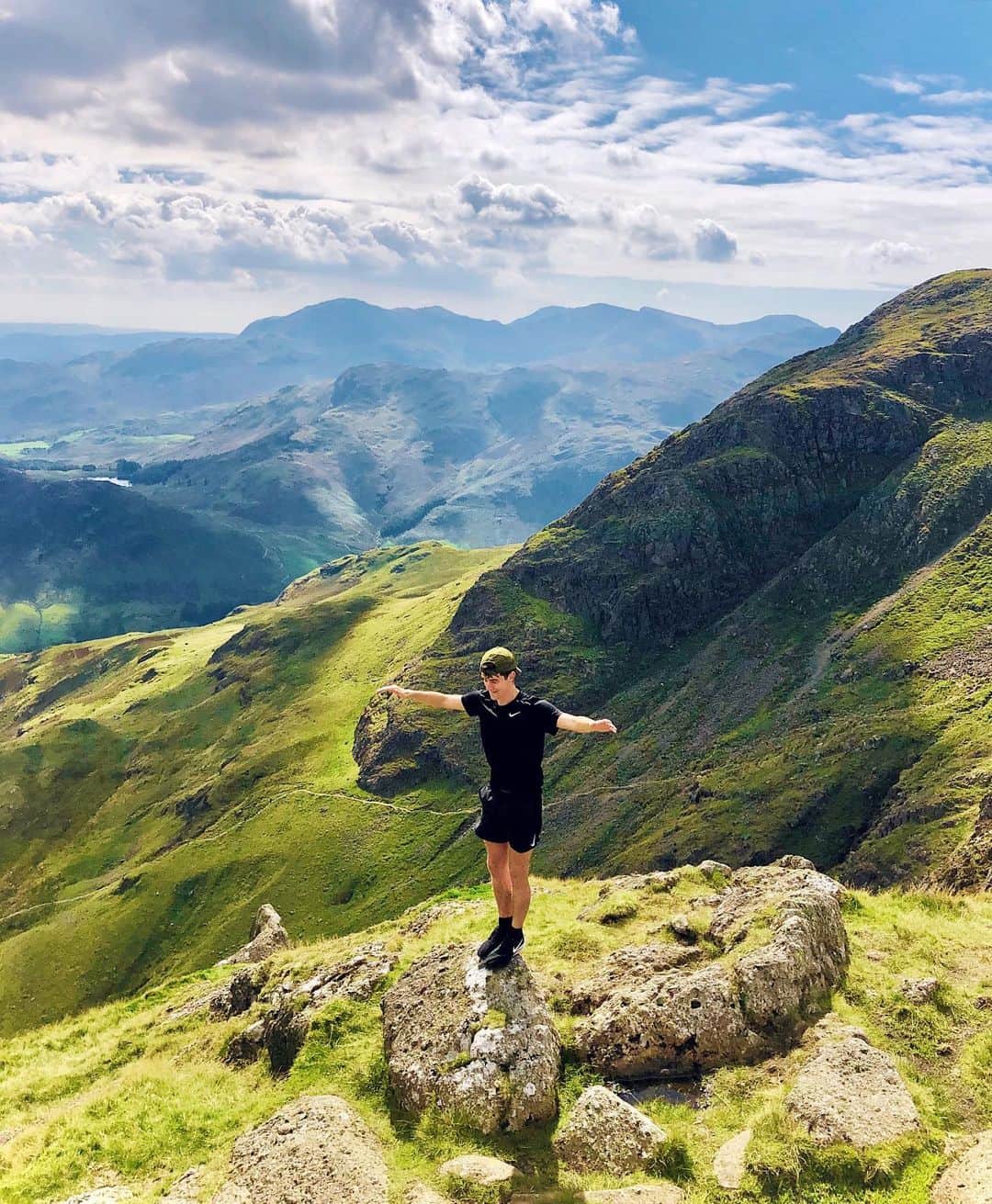 コナー・フランタのインスタグラム：「if you look closely, you’ll see a clumsy idiot trying his best not to fall off the mountain mid-photo . . . the live version proves he was barely successful 🥴」