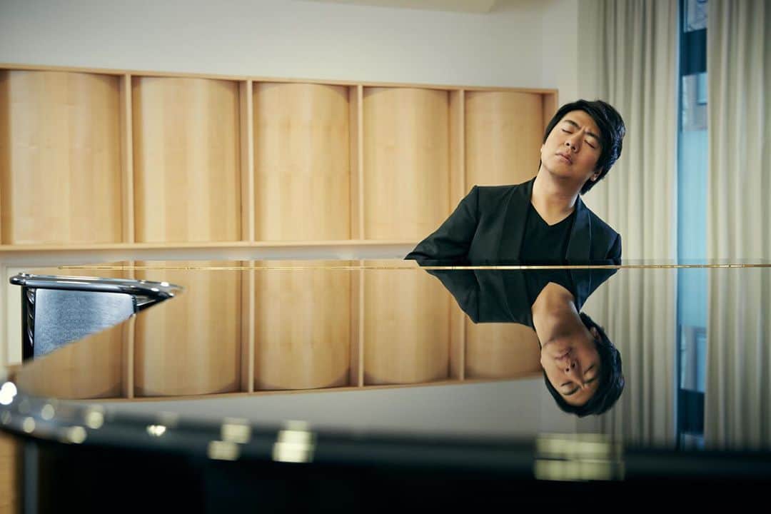 The GRAMMYsさんのインスタグラム写真 - (The GRAMMYsInstagram)「Optimistic, bold, and authentic—who better to take on the Johann Sebastian Bach’s most challenging solo keyboard work, 'Goldberg Variations' than 38-year-old piano virtuoso, @LangLangPiano?  The GRAMMY-nominated concert pianist and philanthropist, whose music career began 20 years ago when he was barely 18 years old, has built up to this moment for all two decades. For this groundbreaking two-part recording project, the Beijing-based pianist traveled to Bach’s very own St. Thomas Church in Leipzig, #Germany, where he recorded the work both live in concert as well as in the studio in Berlin.  Lang Lang opens up about the ways in which he immersed himself in #Bach’s world, the deeper inspiration behind his new album, what sets Bach apart from other composers, and why young #pianists should never give up their dreams––#linkinbio」9月25日 5時47分 - recordingacademy