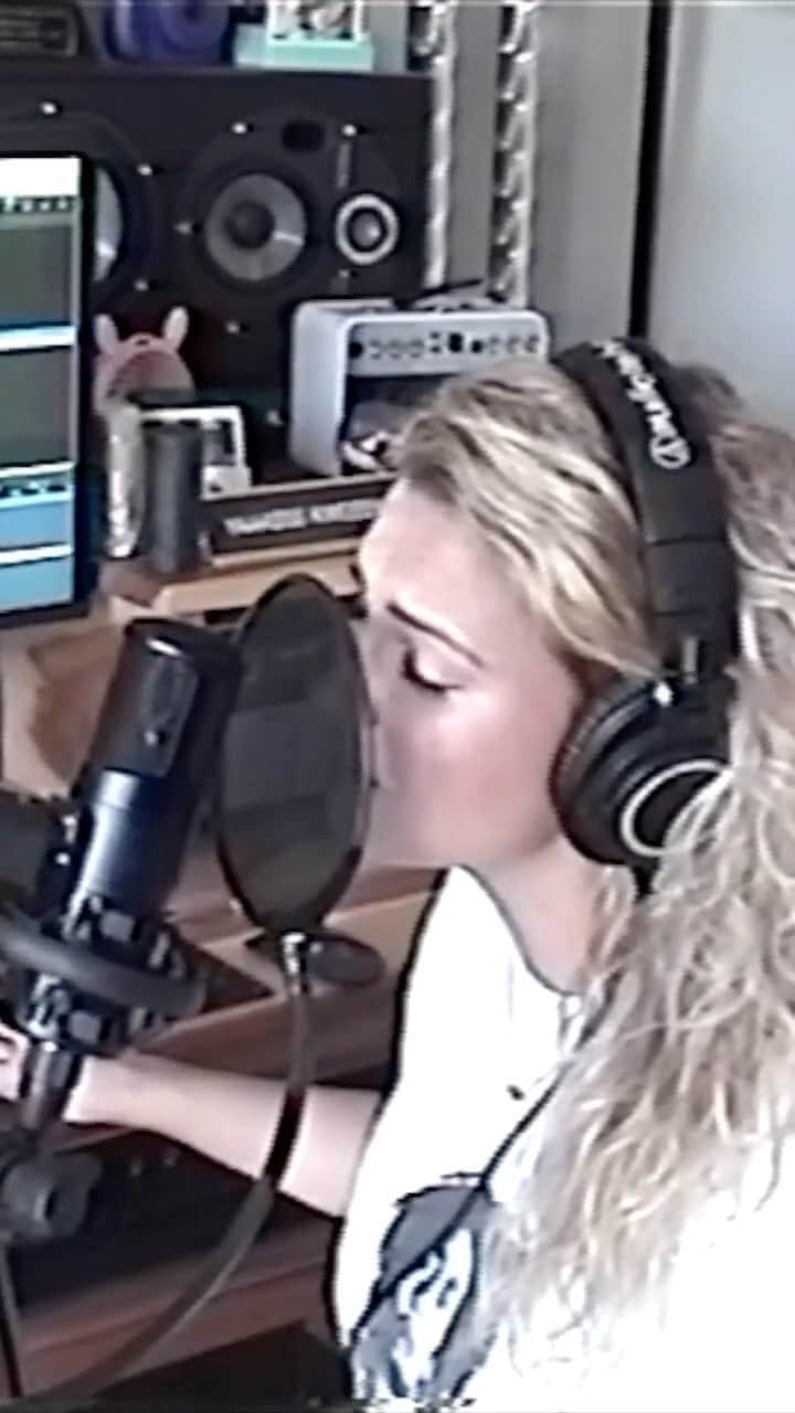 トーライ・ケリーのインスタグラム：「home studio footage of “glad” 📹🌸」