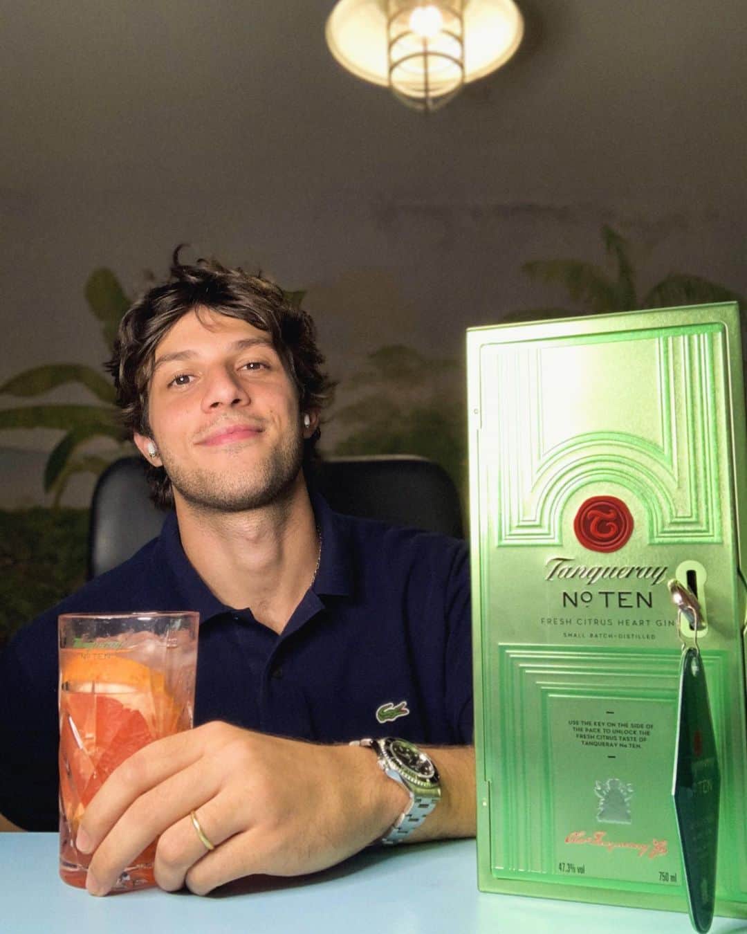 Chay Suedeのインスタグラム：「#AD Esse é o novo pack que recebi de @tanqueraybr, Tanqueray Nº TEN Hotel Suíte é surpreendente, sofisticado e uma ótima opção de presente! O mistério fica por conta da chave que vem na caixa e já deixa a experiência mais inconfundível desde a abertura quando você se depara com a garrafa icônica do gin super premium de Tanqueray, até a confecção de um drink. Aproveitei e fiz um #GrapefruitCollins para me acompanhar nessa ocasião. Mostrei tudo no stories e também coloquei o link para você presentar alguém. Um brinde!  #TanquerayInconfundível Aprecie com moderação. Não compartilhe com menores de 18 anos.」