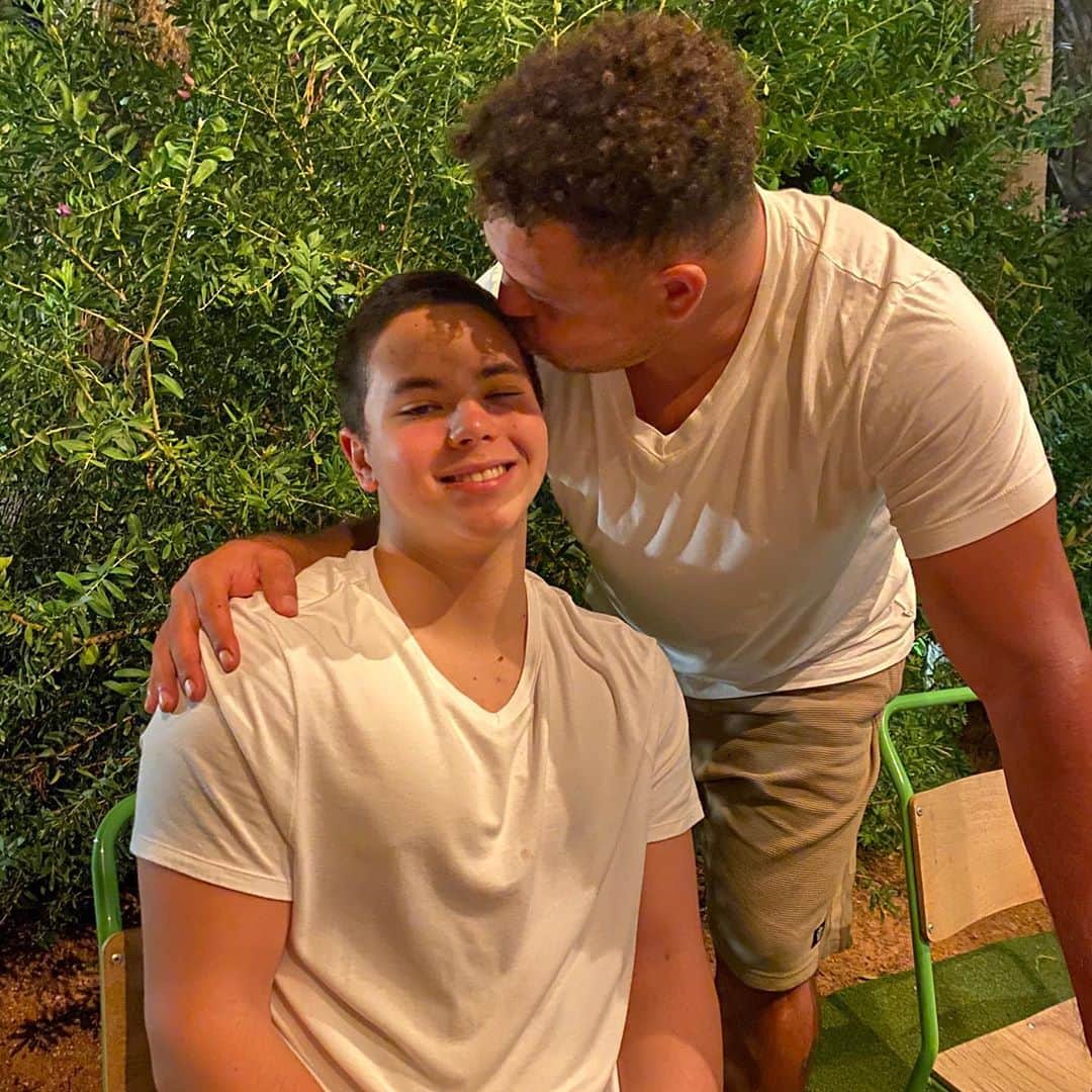 ロナウドのインスタグラム：「Meu bebezao chegou! Te amo filhote @alexndelima ❤️」