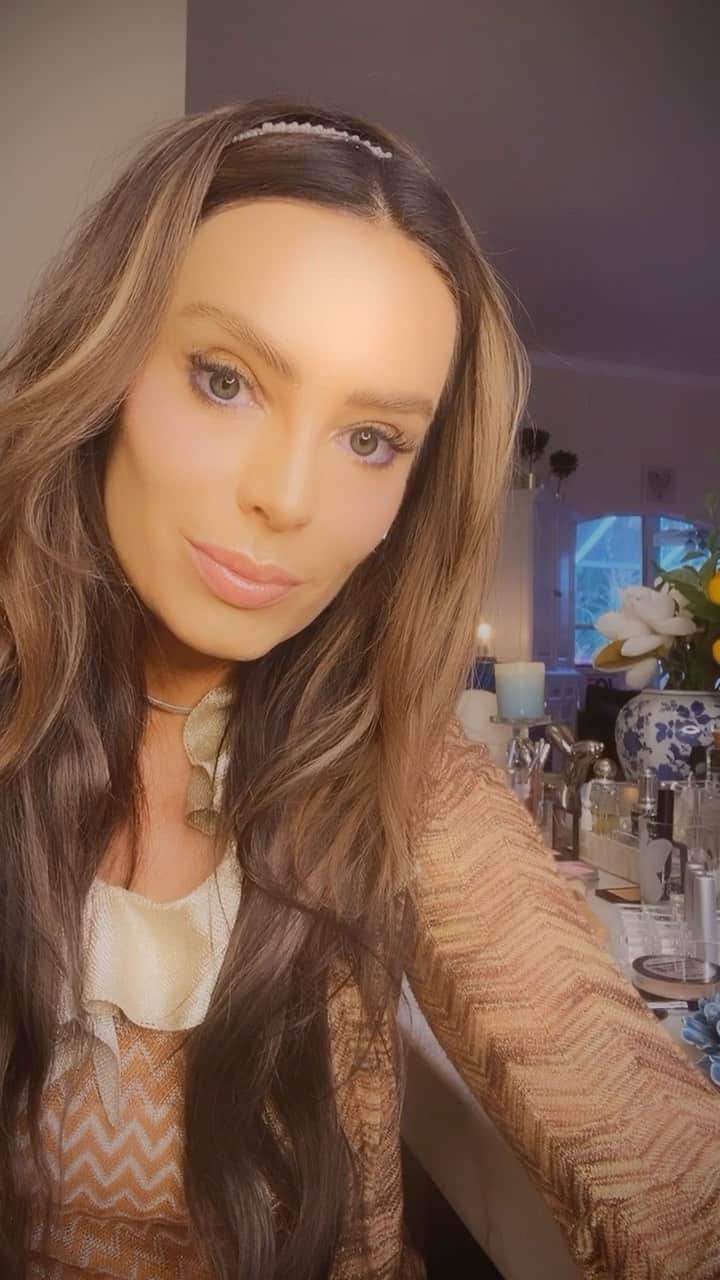 アンナ・ハウスのインスタグラム：「Happy Beauty Hour 🍾💜GRWM Eye Look @cargocosmetics using some of my favorites shop link in bio for exclusive discount YOANNA25 that can be used on all products from the look.」