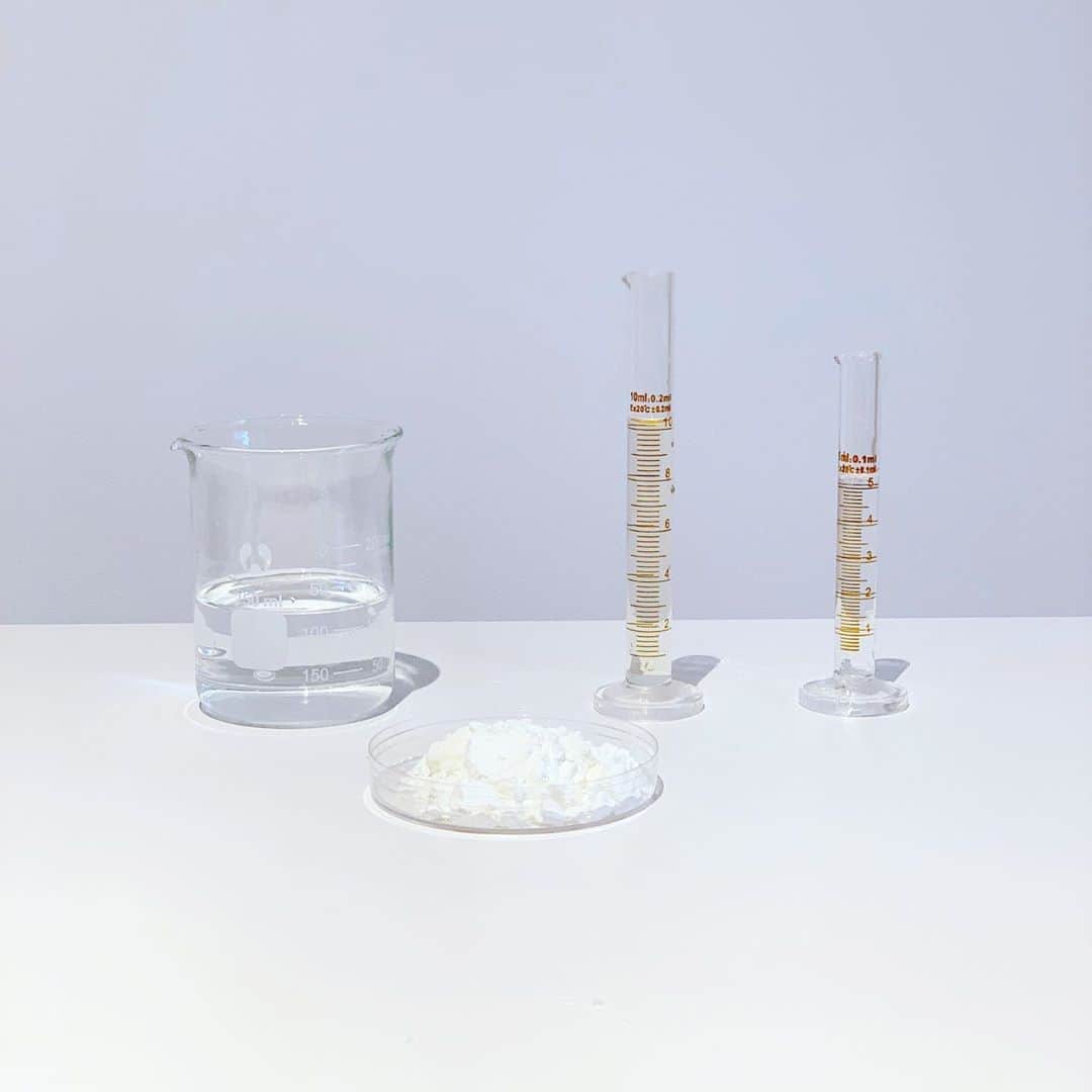 のインスタグラム：「Biomaterial production at the studio🧫✨ #bioart #biotech #biodesign #biotechnology #biology #chemistry #biolab #biomaterials #art #design #science #materialscience」