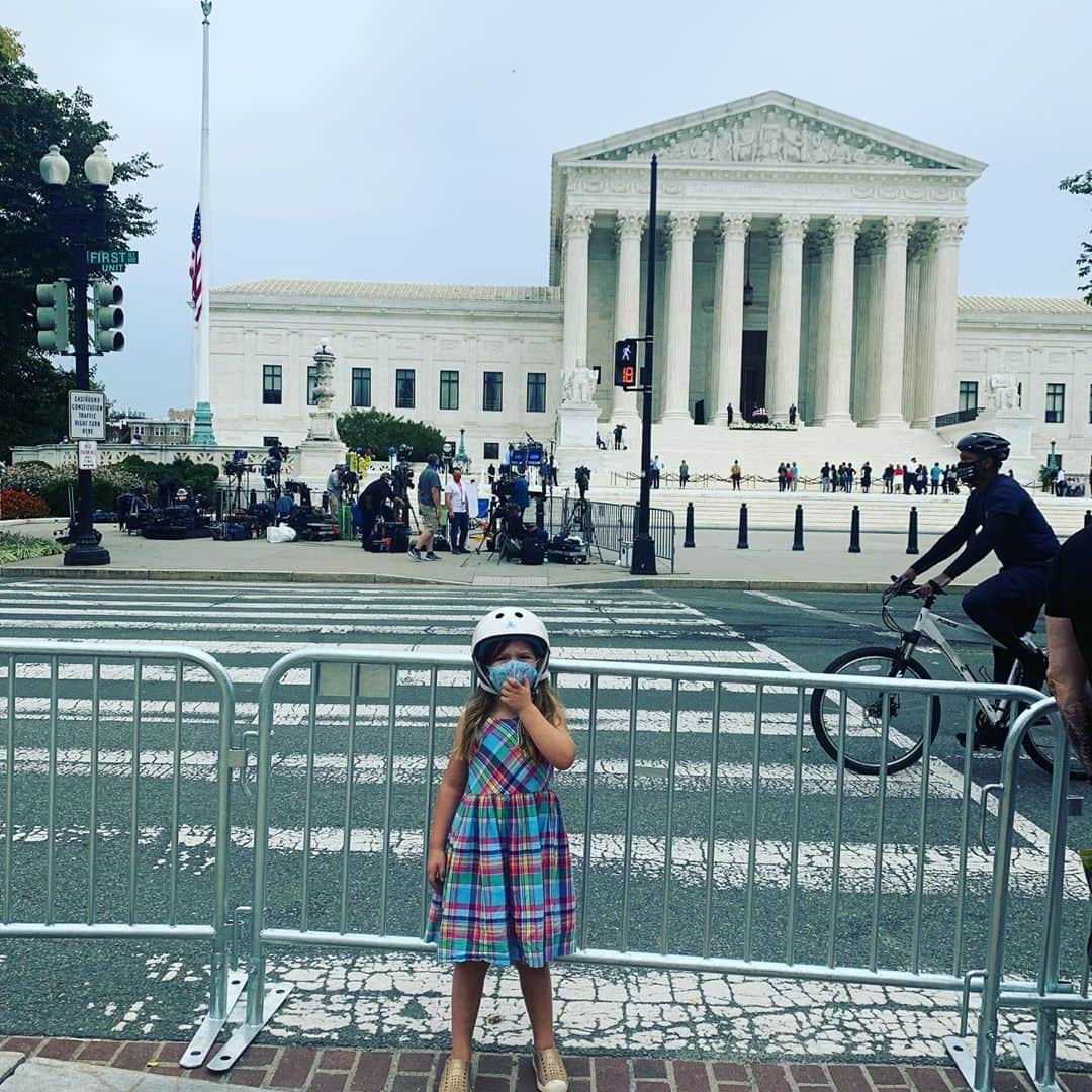 カーキ・キングのインスタグラム：「My kid + RBG. I don't always know how to parent but today I think I did a good job.」