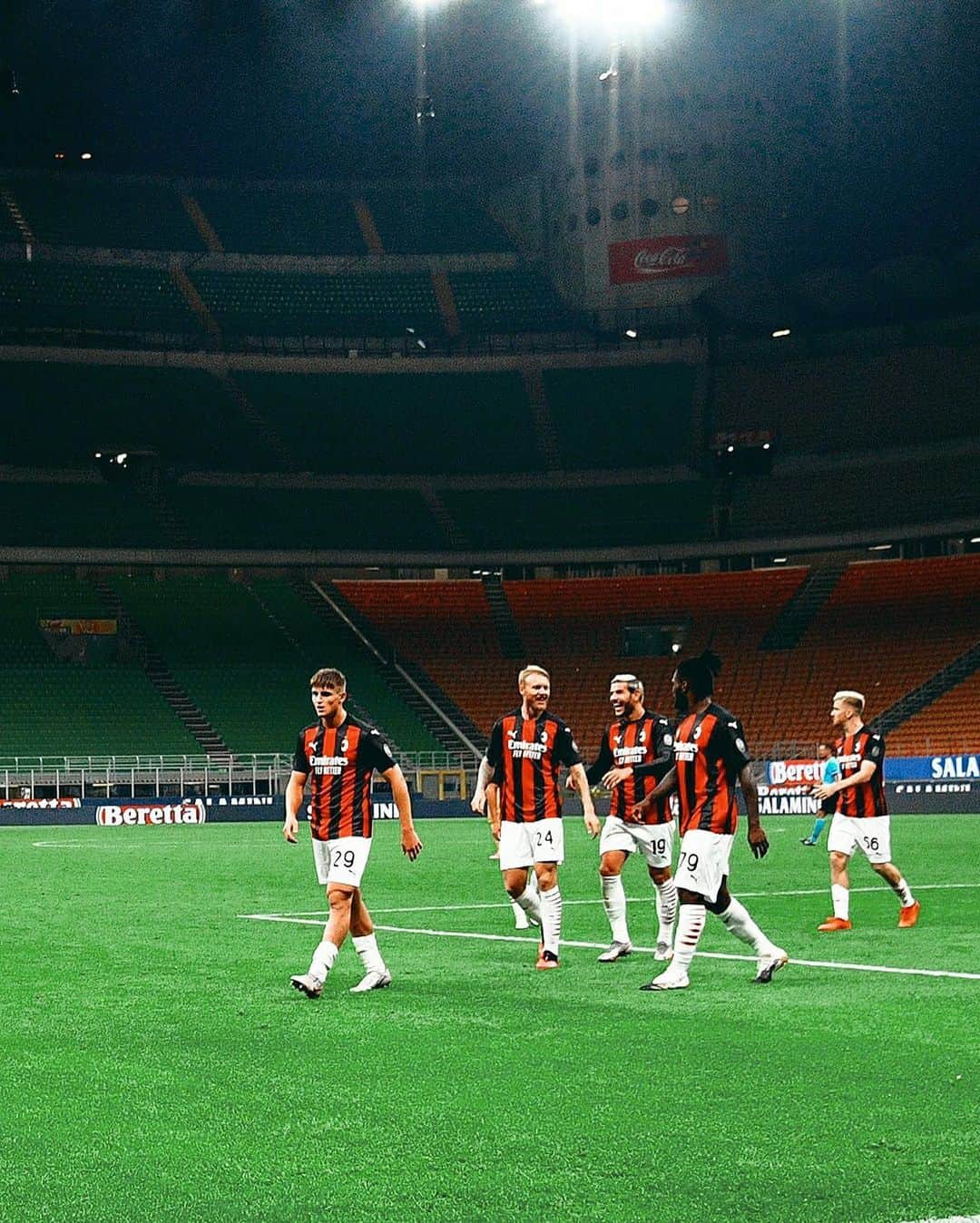 ハカン・チャルハノールさんのインスタグラム写真 - (ハカン・チャルハノールInstagram)「İstediğimizi aldık 💪 Sıradaki lütfen 😎⁣ ⁣ Ancora un turno 💪 Ma prima, testa al Crotone! Forza Milan! 🔴⚫️⁣ ⁣ We got what we wanted. Let’s focus on the next game 💪⁣」9月25日 6時27分 - hakancalhanoglu