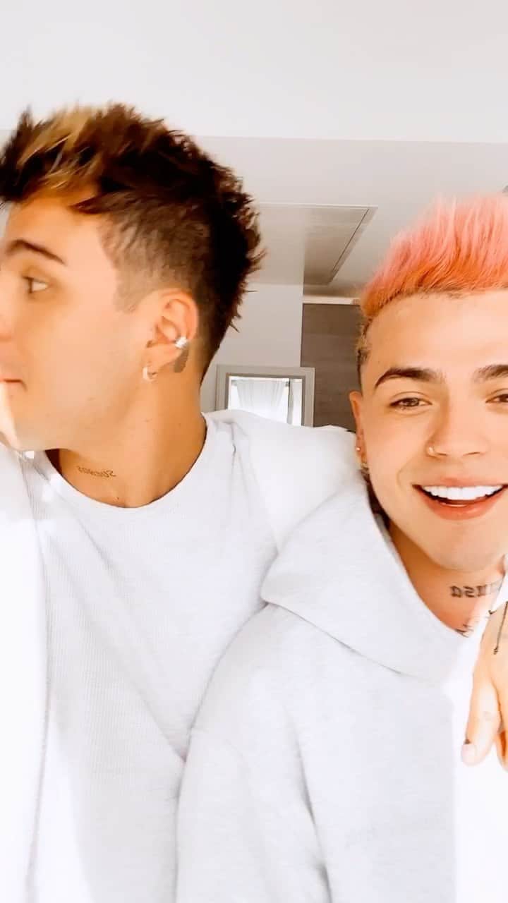 Sebastián Villalobosのインスタグラム：「si tu mamá llama 🤫 @rkartista」