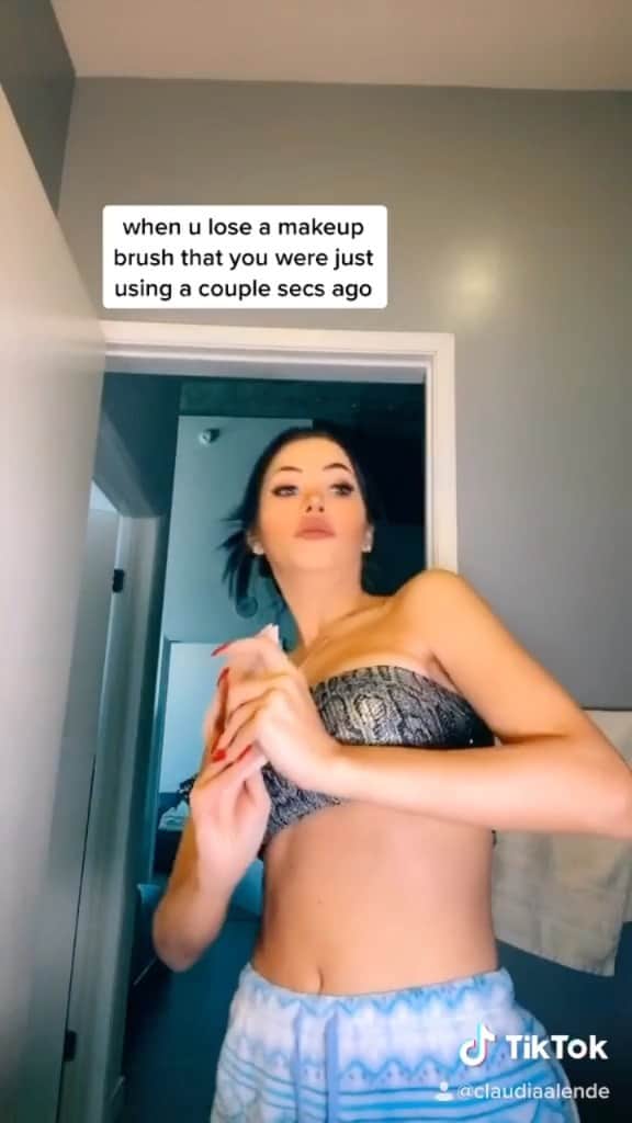 Claudia Alendeのインスタグラム：「that lil mental breakdown moment #makeup」