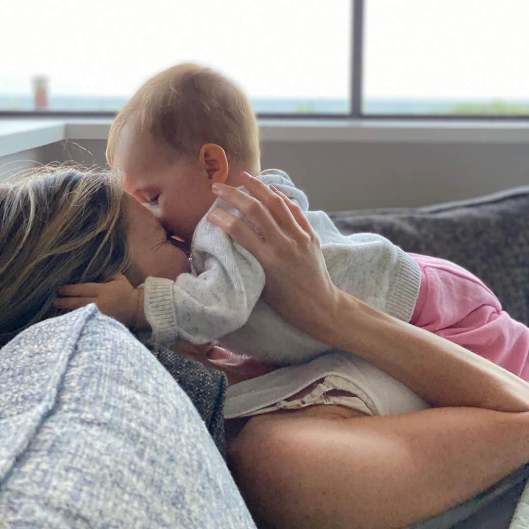 ジェニファー・ホーキンスのインスタグラム：「Attack of the cheeky face!!? 😂🥰 #frankie @jbronze__」