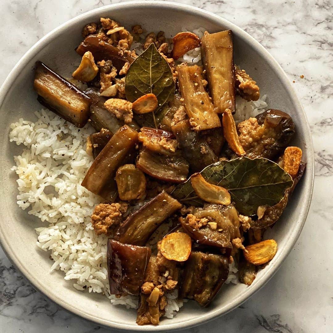 Antonietteのインスタグラム：「We all know Taco Thursday but what about Talong Thursday? 😆Talong is the Filipino word for eggplant 🍆 which is such a versatile vegetable  perfect in this eggplant adobo dish. When I saw @sohlae make this I knew I had to try it. It’s by far the best adobo I have tried! The eggplant absorbs so much of the flavor- pungency of the vinegar, saltiness of soy sauce all mellowed out with a bit of sweetness. Recipe calls for ground pork but I used plant based ground crumbles and the addition of crisp garlic chips is a game changer for sure. @jokoy may have to try this since he slammed vegetarian adobo in his, “Bahay Ko Ito” episode 5 telenovela. A must watch if you haven’t seen it. 😂 Even my mom gave it her Pinay mom stamp of approval! 🇵🇭 👍🏽 Recipe found at @basically. #talongthursdays🍆」