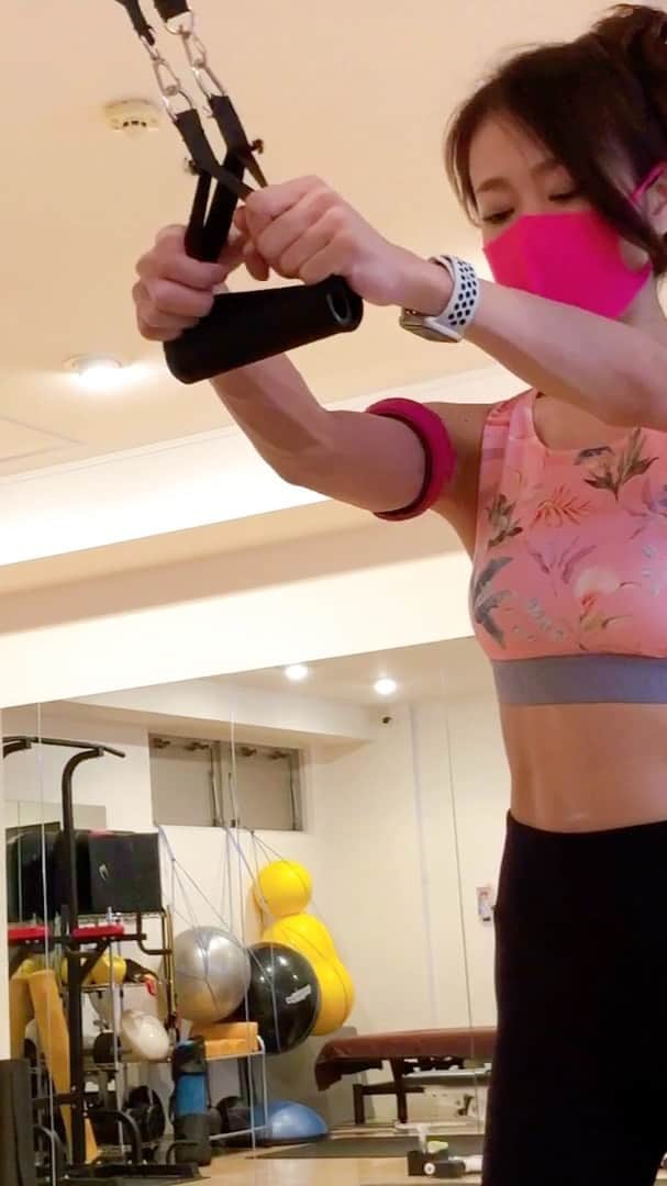 しろまっするのインスタグラム：「Tricep days equals fun days !?? haha ♥  少し前の @bee_personal_official さんでのパーソナルトレーニング。  腕トレは普段あまりやらないのですが、たまにやると効きます(笑)  加圧ベルトをつけて行ったので更に効果を感じました٩( ´ω` )و  レストもいれて、速度そのままなので、良かったら参考にしてみてください"(〃´▽`)v  トレーニングの後は @sweethoney_official さんでエステ。 トレーニング後のマッサージは身体もスッキリ、疲れもとれて癒されます♥  6月末まで私のインスタを見たと言って予約して頂くと、60分のトレーニングと60分の痩身エステが無料で体験できます⌄̈⃝  良かったらこの機会に試してみてはいかがでしょうかପ(⑅ˊᵕˋ⑅)ଓ  #instafit #fitnessmotivation #fitnessgirl #fitforhealth #fitnessforlife #fitnessjourney #fitnessjunkie #fitnessoutfit #fitnesswear #gymmotivation #パーソナルトレーニング #加圧トレーニング #トレーニング女子 #トレーニー女子 #トレーニング動画 #トレーニングウェア #ジム女子 #腕トレ #二の腕引き締め #ボディメイク #美ボディメイク #メリハリボディ #くびれ作り #腹筋女子 #アブクラックス #食べて動く #筋トレ女子 #フィットネス女子 #筋トレ女子と繋がりたい #トレーニング好きな人と繋がりたい」