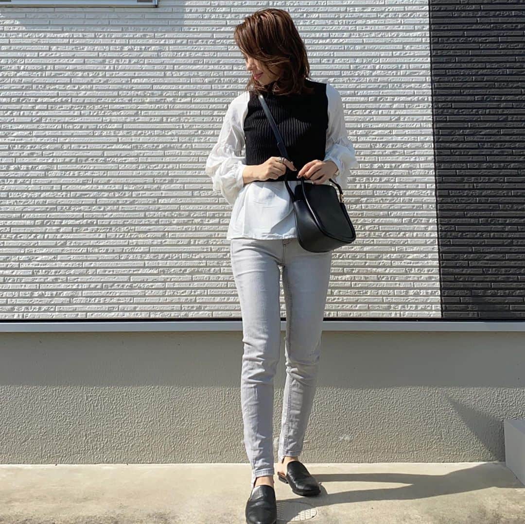 のインスタグラム：「ᴳᴼᴼᴰ ᴹᴼᴿᴺᴵᴺᴳ 🐔 ______________________________ @fifth_store さんの#ボリュームスリーブドッキングニット  クーポンで☞1945円＋tax ❤️ キレイめにもカジュアルにもかわいい🤗♡ @editsheen_store さんの#サイドデザインスムースショルダー  クーポンで☞1422円＋tax❤️ スカーフとか付けてもかわいいな🧣💕 pants／#zara  shoes／#gu pierce#keimade ______________________________ #プチプラコーデ#locari #プチプラファッション#大人カジュアル#今日のコーデ #小柄コーデ#ママコーデ#おちびコーデ#着回しコーデ#フィフス #fifthtl#fifth#fifthコーデ#低身長コーデ #エディットシーン #秋コーデ#プチプラ#editsheen#bag #カジュアル#バッグ#ザラジョ#モノトーンコーデ #高見えコーデ #ミディアムヘア」