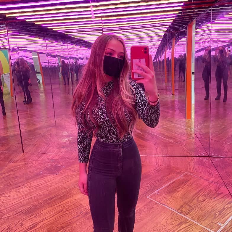 コニー・タルボットのインスタグラム：「The funniest part about this photo is my body morphed in all the reflections 🤣」