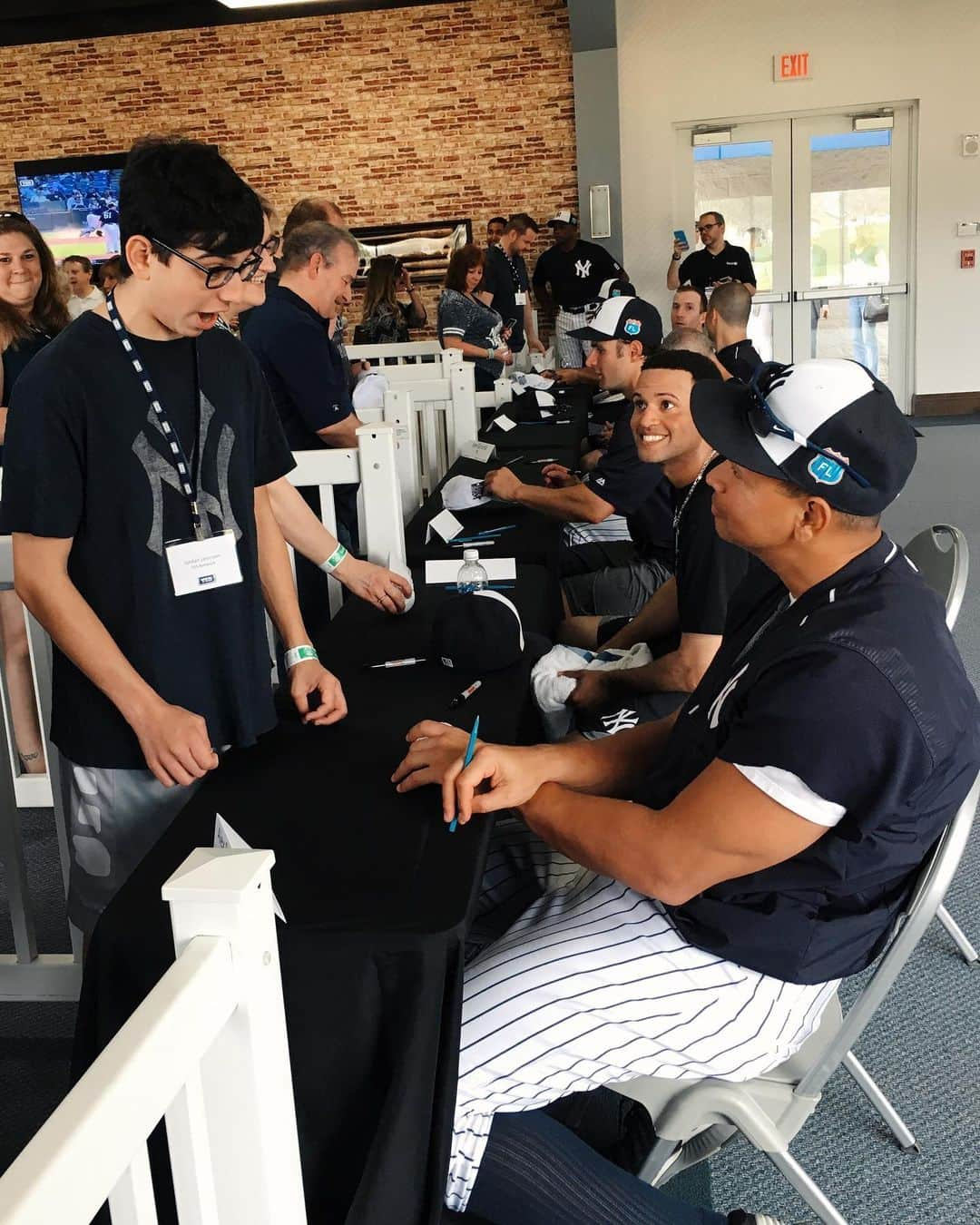 アレックス・ロドリゲスさんのインスタグラム写真 - (アレックス・ロドリゲスInstagram)「I love this young man.  He's a huge @yankees fan and a future superstar! I loved meeting him and hearing how passionate he was about baseball and the Yanks! ✨⚾️ . Fans are so important to the game, they help amplify the excitement and intensity. This year makes me appreciate just how valuable they are. Baseball doesn’t feel just quite the same this season without them.  . Tip of the cap to this amazing gentleman and all the incredible fans out there!」9月25日 7時07分 - arod