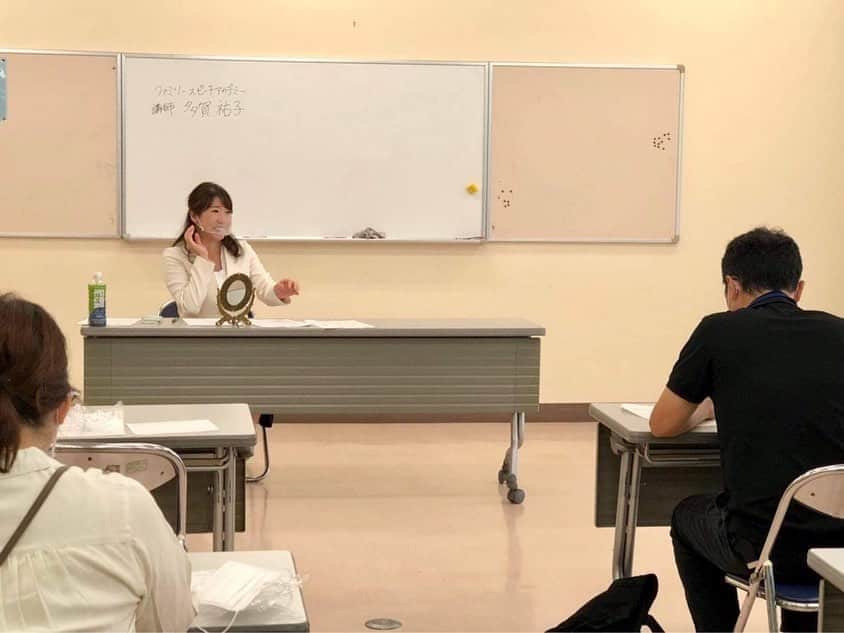 女子アナ47のインスタグラム：「【北陸初開講㊗️多賀祐子アナ】 金沢市の小学校で、保護者向け研修としてファミリースピーチアカデミーを実施しました！ これまで全国各地オンラインでの開講ばかりでしたが、感染防止対策を徹底した上で、本来の形である対面レッスンが実現‼︎少人数開催で1人1人へしっかり指導させて頂きました🎤 「子どもが学校生活について話してくれるよう、〇〇型の質問をしていきたい！」 「発声練習をすると表情や声の大きさが変わることが分かり、毎日したいと思った！」 「子どもに要求や期待することが多いが、自分自身が変わることで子どもが変わるのではと思えた！」 など、みなさんアンケート用紙にぎっしりと感想を書いてくださっていました。大変嬉しいです😆  アナウンサーのノウハウを生かした表現力講座は、保護者向け、教職員向け、児童・生徒向けがありますので、気になる方はトップページのURLからファミスピバナーへ♪ @familyspeech   多賀祐子アナ @baby_ana_yun   #ファミリースピーチアカデミー　#女子アナ47 #フリーアナウンサー #多賀祐子　#石川県　#金沢市　#表現力　#発声 #ファミスピ　#familyspeechacademy #地方創生　#フリーアナウンサー　#女子アナ　#アナウンサー　#親子向け　#保護者会 #先生　#プレゼン　#話し方　#子育て」