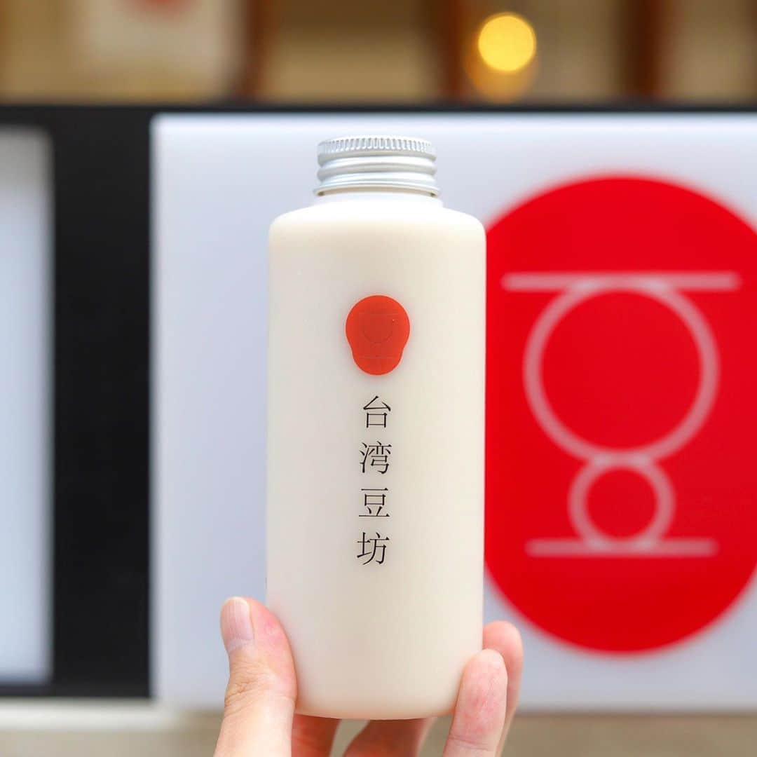 きょん。さんのインスタグラム写真 - (きょん。Instagram)「.  .  台湾豆坊 @taiwan_mamebo   ありそうでなかった そんな表現がぴったりな 生豆乳専門店。  濃度は 6%or9%から、 フレーバーは ストレートだったり 黒糖だったり。 (アーモンドにしました  記憶を辿る限り、 豆乳をがぶ飲みしたのって はじめてな気がします🤤  #台湾豆坊#豆乳 #osaka#soymilk」9月25日 7時21分 - kyon_tokiiro