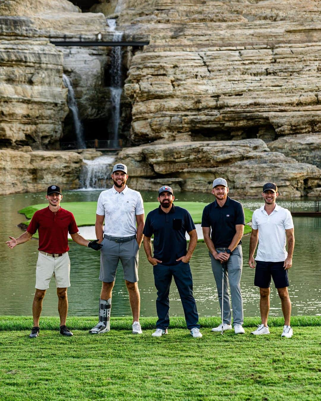 Dude Perfectさんのインスタグラム写真 - (Dude PerfectInstagram)「Payne’s Valley! 🙌 Had an unreal time at the opening of Tiger’s new course this week! Thanks to @bassproshops for having us out—already can’t wait to get back to this golf Mecca in the Ozarks. 🐅⛳️」9月25日 7時20分 - dudeperfect