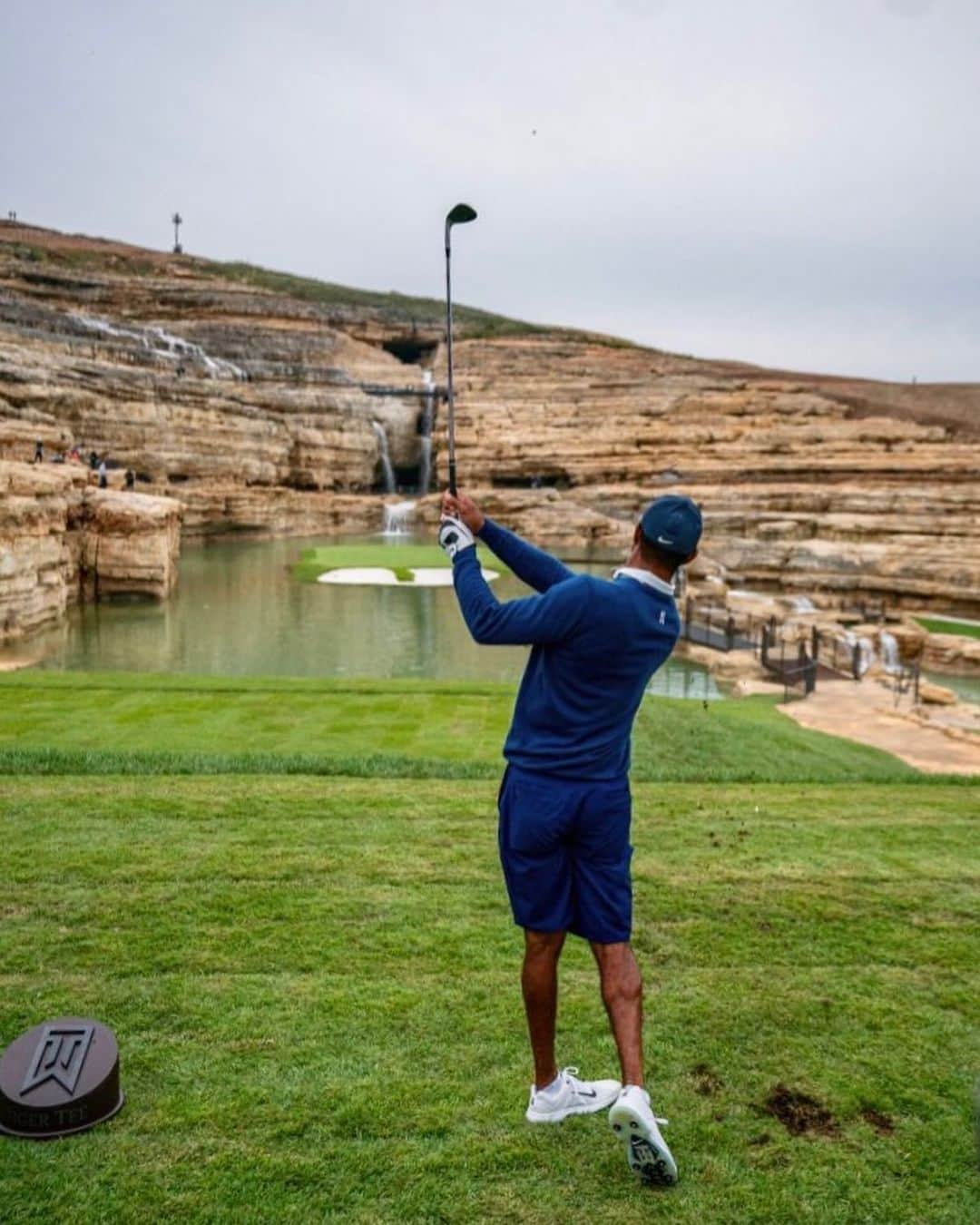 Dude Perfectさんのインスタグラム写真 - (Dude PerfectInstagram)「Payne’s Valley! 🙌 Had an unreal time at the opening of Tiger’s new course this week! Thanks to @bassproshops for having us out—already can’t wait to get back to this golf Mecca in the Ozarks. 🐅⛳️」9月25日 7時20分 - dudeperfect