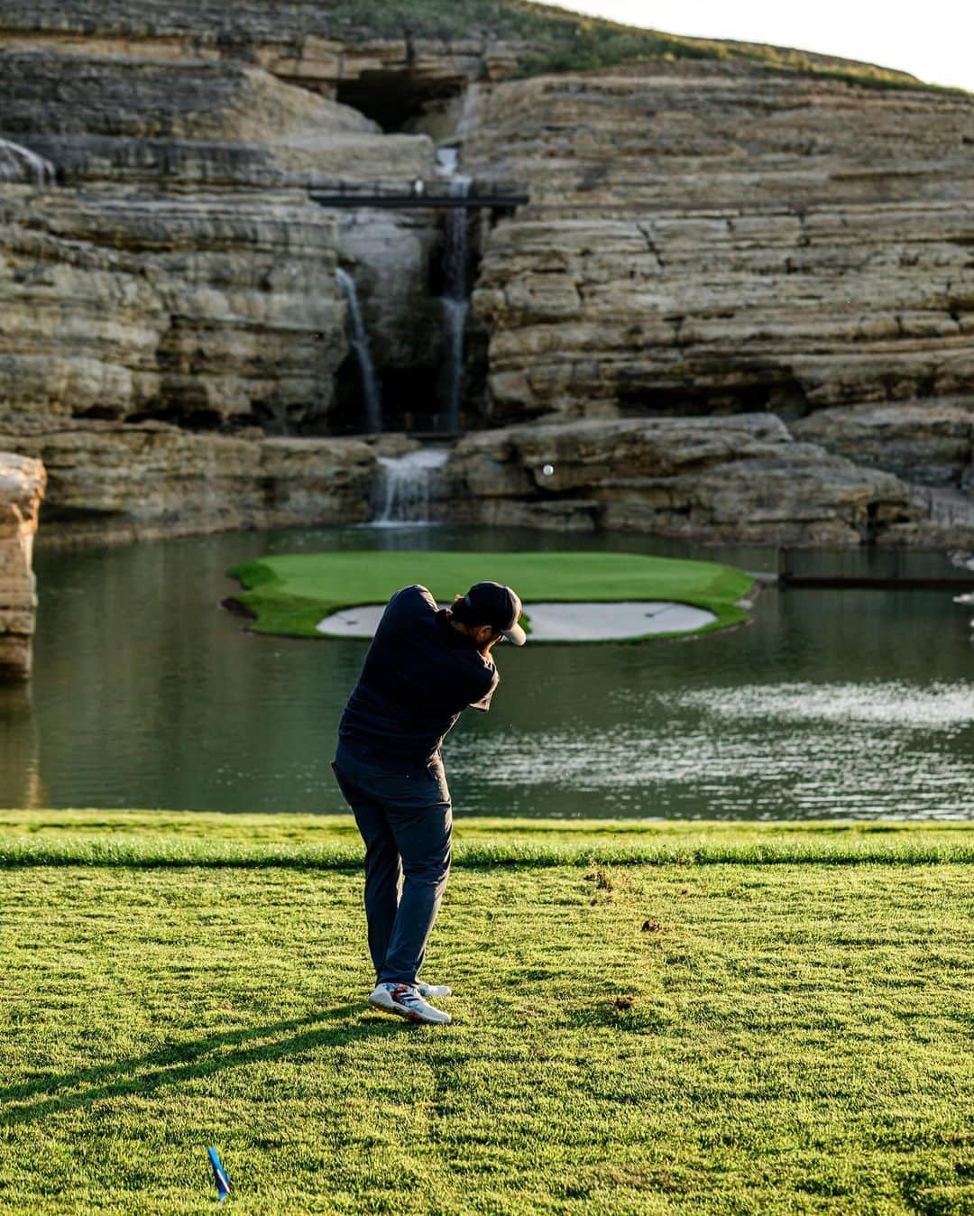 Dude Perfectさんのインスタグラム写真 - (Dude PerfectInstagram)「Payne’s Valley! 🙌 Had an unreal time at the opening of Tiger’s new course this week! Thanks to @bassproshops for having us out—already can’t wait to get back to this golf Mecca in the Ozarks. 🐅⛳️」9月25日 7時20分 - dudeperfect