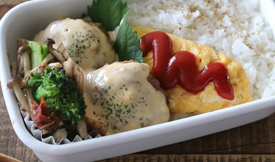 にぎりっ娘。のインスタグラム：「#レシピあり チーズと牛乳をレンジで1分！ 超簡単なのに絶品レシピです☺︎  #チーズソースハンバーグ 弁当　 #3品の簡単おかず弁当  #晩ご飯　にも😏👍✨  ▼今日のお弁当メニュー 　ごはん 　オムレツ 　チーズソースハンバーグ 　ブロッコリーとシメジの梅おかかポン酢和え  【チーズソースハンバーグレシピ】 ＜材料＞小6コ分 　合挽き肉　300g 　玉ねぎ　1/2コ　みじん切り 　卵　1コ 　パン粉　大３ 　牛乳　大２  （調味料） 　塩コショウ 　コンソメ　小１ 　オイスターソース　大１  （チーズソース） 　チェダースライスチーズ　２枚（18g✕２） 　牛乳　大1.5  ＜作り方＞ １　玉ねぎをみじん切りし、レンジで２分ほど加熱する。 ２　玉ねぎの粗熱が撮れたら、チーズソースの材料以外をすべてボウルに入れ捏ねる。 ３　６等分して空気を抜きながら成形し、中火で２分ほど焼く。 ４　焼き色が付いたらひっくり返して、蓋をして極弱火で７分ほど蒸し焼きする。 ５　耐熱ボウル（ココットなどの陶器）に牛乳とちぎったチーズを入れ、ラップをしてレンジで１分加熱する。 ６　チーズがキレイに溶けるようよくかき混ぜる。 ７　お好みの固さになったらハンバーグにかける。  作成動画はプロフィールのYouTubeリンクからどうぞ(◍′◡‵◍)  #チーズソース #ハンバーグ  #お弁当#お弁当おかず#簡単おかず #ランチ #簡単レシピ #lunch#lunchbox#obento#bento#japan #japanesefood #love #nofilter #foodstagram #food #foodporn #instagood #nigiricco#youtube #youtuber #yummy  #life #swag#healthyfood * お弁当作成動画配信中 youtube内検索で 「お弁当中」か「にぎりっ娘」で検索してね😘」
