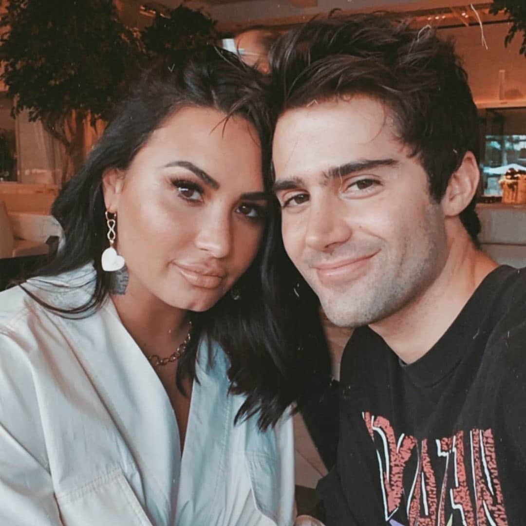 E! Onlineさんのインスタグラム写真 - (E! OnlineInstagram)「Just 2 months after getting engaged, Demi Lovato & Max Ehrich have called it quits. 💔 What's her hand without his heart to hold? The answer, at the link in our bio. (📷: Instagram)」9月25日 7時22分 - enews
