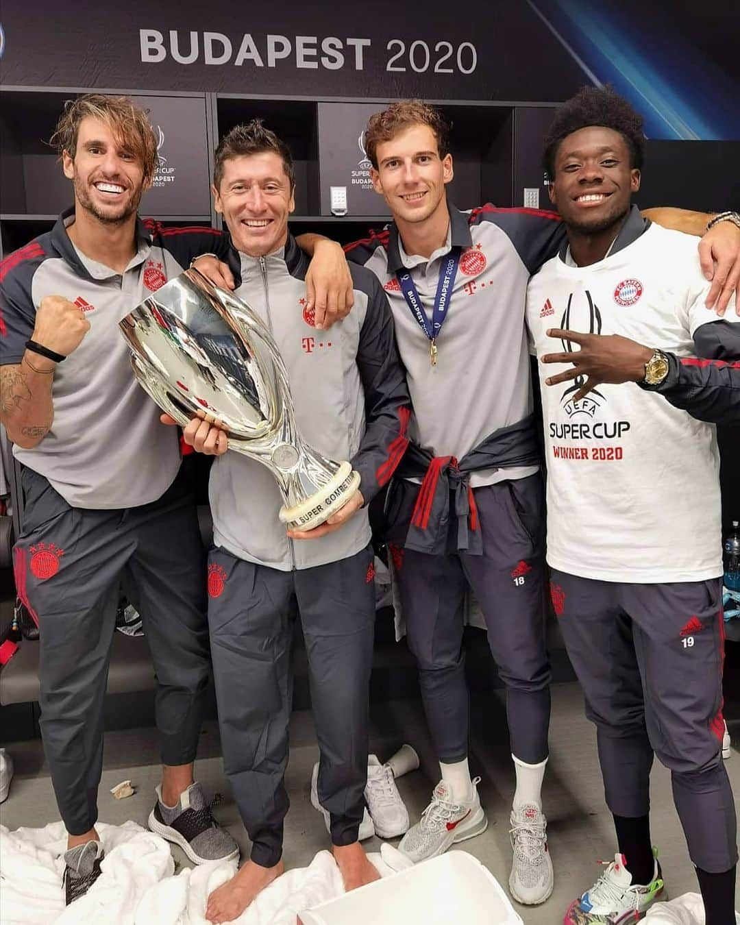 ロベルト・レヴァンドフスキさんのインスタグラム写真 - (ロベルト・レヴァンドフスキInstagram)「Another one🏆⚽😎 @fcbayern 🤜🤛」9月25日 7時38分 - _rl9