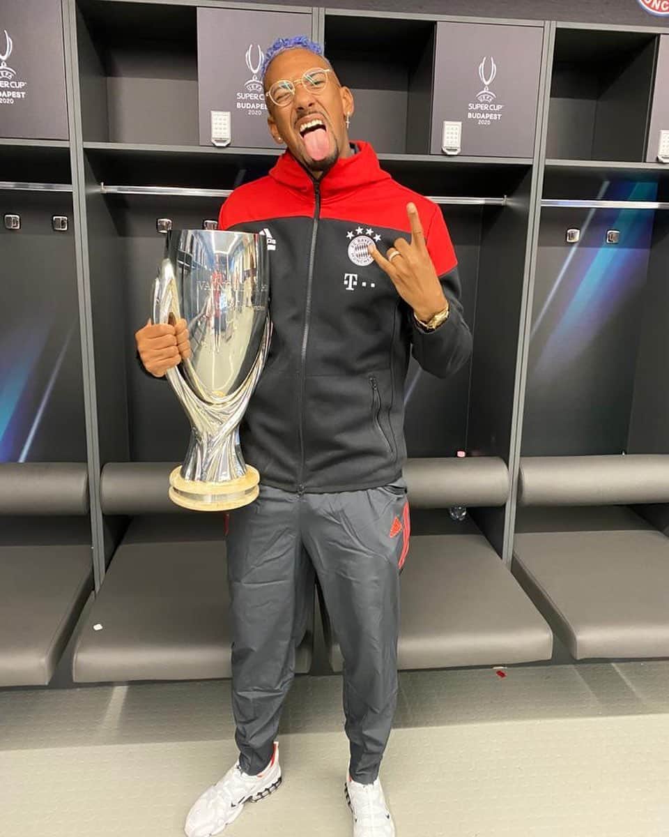 のインスタグラム：「Another one 😜🤘🏽 Welcome to the fam 🏆🏆🏆🏆❤️ #QUADRUPLE」