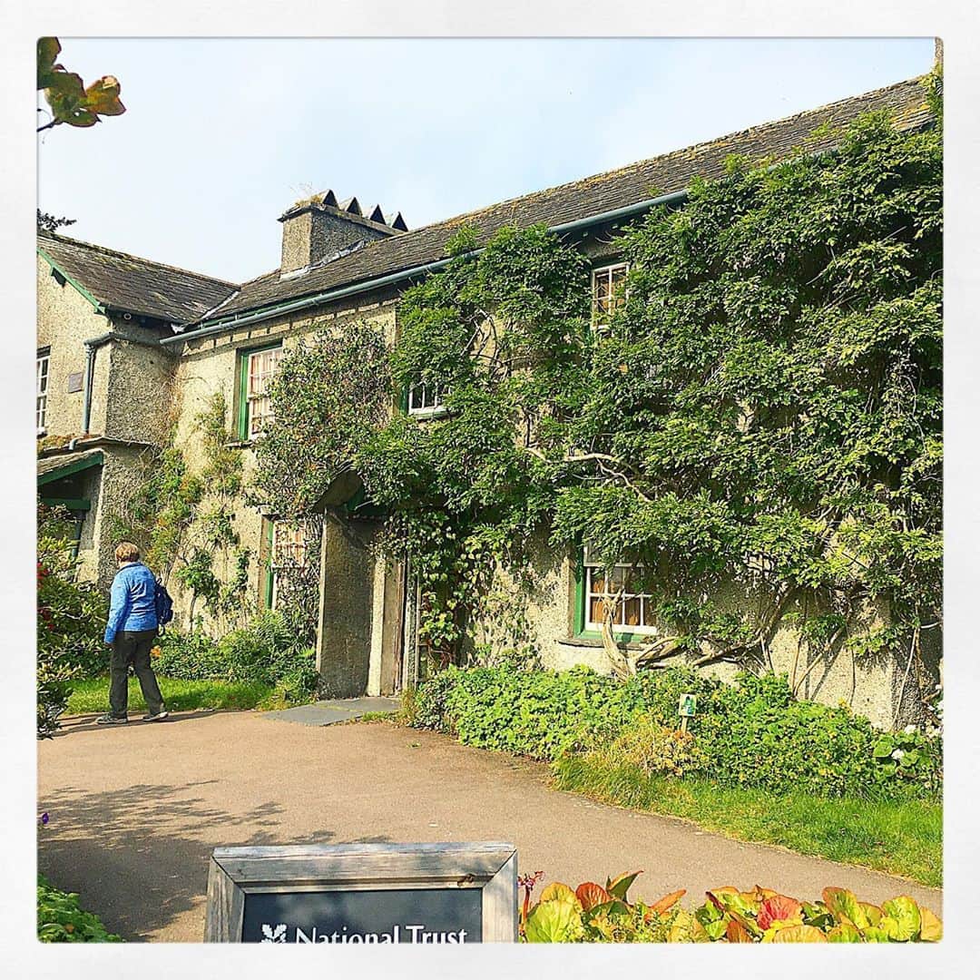 のインスタグラム：「【湖水地方/ヒルトップ】 (Lake District/Hill Top)  📍Hill Top  湖水地方と言えば、ピーターラビット🐇  ニアソーリー村(Near Sawrey)にピーターラビットの著者、ビアトリクス・ポターが後半生を過ごしたヒルトップ農場があります。  ここは彼女が生前暮らしていたままに保存してあって、お庭の植物もさえもずっと同じ場所に残されています。  ボウネスピアから船で移動予定のはずが、COVID-19の影響で船がでておらず(HPか何かに記載してくれ〜😂)、 急遽カーフェリーに乗り、船着場から坂道を歩くという事態に😂(普段は船着場からバスが出てるのに...)  まぁでもそのお陰で車なら素通りするところも、ゆっくり散策しながら進めたので結果オーライ!! ということにしたい...笑  ポターの家の中はクローズしていましたが、お庭やカフェが楽しめました。  絵本の風景がそのまま残されていてまるで絵本の世界に入り込んだかのよう。  ショップではカードを購入☺️  また案内標識がピーターラビットなのがとても可愛い♡  りんごの木を眺めながら、 ホットチョコレート&ジンジャークッキーで帰り道分のエネルギー補給をするのでしたw * * * * *  #london #londonlife #londontrip #londondiaries #lakedistrict #hilltop #peterrabbit  #trip #travel #travelphoto #northface #osprey #nearsawrey #beatrixpotter  #ロンドン #イギリス　#ロンドン日記　#イギリス旅行　#湖水地方　#旅行　#ピーターラビット　#ヒルトップ #ビアトリクスポター  #ニアソーリー #大自然　#湖水地方 #ハイキング　#ノースフェイス　#ハイキング女子　#ハイキングコーデ  #渡辺枝里子」