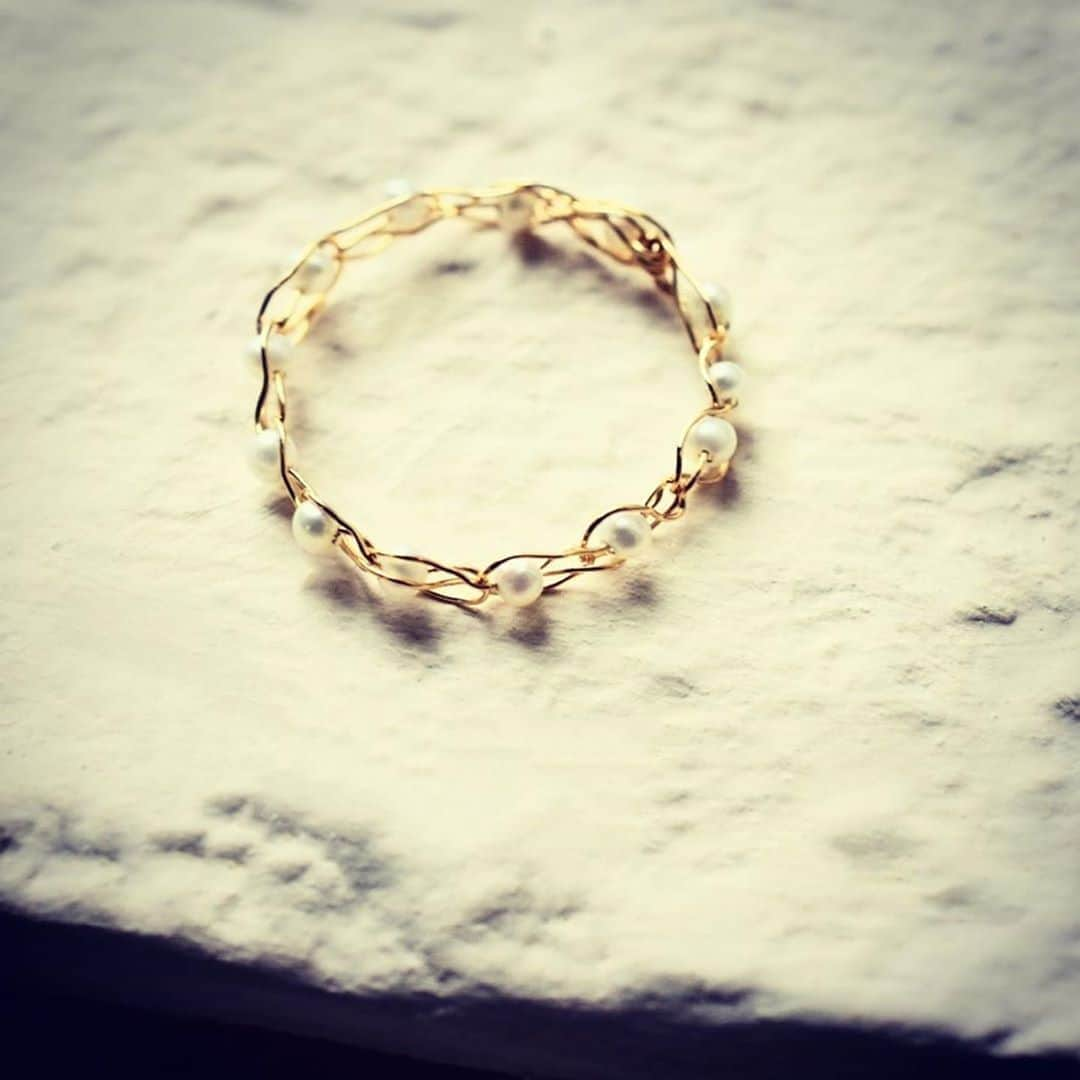 タピエスタイルさんのインスタグラム写真 - (タピエスタイルInstagram)「「mayumi rings」 マユミリングス 14kgfの細いワイヤーにさまざまな天然石を 編み込みリングを制作するハンドメイド。 次々と新作が発表されるので リピーターが続出しています。 重ね着けやピンキーリングに。 コーデは思いのままにお楽しみください。 ・・・ 淡水パールのシングル鎖編みリング パール感高く編みリングの中では一番華奢なデザイン  渋谷ヒカリエ五階 タピエスタイルでお求めいただけますので 売り切れの場合、ストックにありませんか？と スタッフまでお尋ねください。  ﻿ ・white water pearl knitting earring ¥3,500﻿ ﻿ #淡水パールのリング #ホワイトのリング #真珠  #waterpearring #ハンドメイドリング #handmadeearring  #白 #ホワイト #white #k14gf  #指輪  #秋色 #秋コーデ #wireaccessory #autumnring #秋のリング  #handmadering  #マユミリングス #mayumirings #handmadejewelry」9月25日 7時50分 - tapiestyle