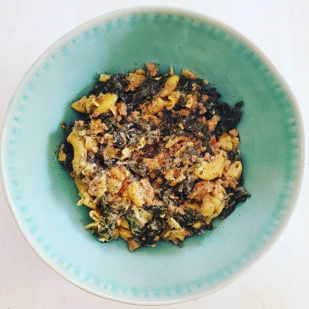 ガソリングラマーさんのインスタグラム写真 - (ガソリングラマーInstagram)「PLANT BASED KALE SAUSAGE MACARONI & CHEESE #GASOLINEKITCHEN 🧀🥬🌶🌿🧀 @macandyease #macncheese #macaroniandcheese #veganmacandcheese  @jrorganicsfarm #organic #lacinatokale  @oatly #oatmilk  @mountainroseherbs black pepper  @doublebatch.co #almondcheese #vegancheese #cheese mozzarella americana  @alphafoods #sausage #vegansausage  #vegan #veganfood #whatveganseat #plantbased #vegetarian #VEGANGOOD #vegansofig #veganfoodie #foodie #plantbased #plantbasedfood #plantbasedfoodie #food @gasolineglamour #gasolineglamour  @marketbox.sd  @gtfoitsvegan #macandyease  #jrorganicsfarm #mountainroseherbs  #doublebatchco #alphafoods」9月25日 7時52分 - gasolineglamour