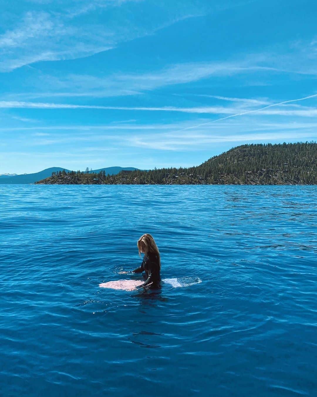 Daniella Graceさんのインスタグラム写真 - (Daniella GraceInstagram)「And just like that, it’s wetsuit season again.. 💧Fun fact: I’m sitting over one of the deepest points of Lake Tahoe. Any guesses how deep the lake is?? 🤔」9月25日 7時54分 - daniellagrace