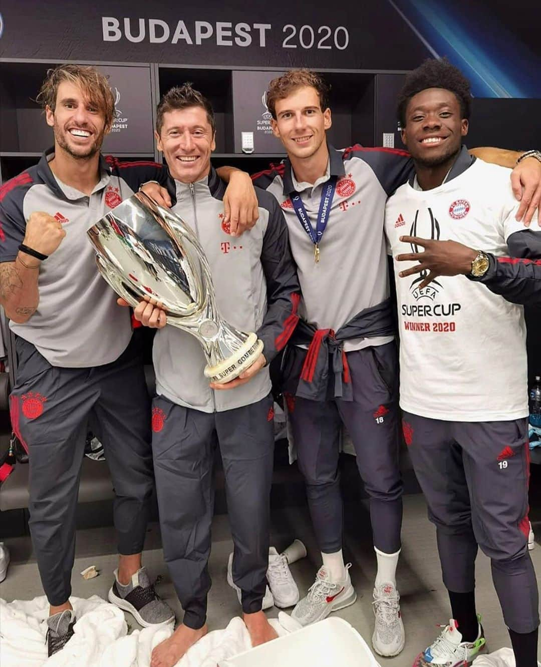 バイエルン・ミュンヘンさんのインスタグラム写真 - (バイエルン・ミュンヘンInstagram)「🏆🏆🏆🏆😍 #MiaSanChampions」9月25日 7時55分 - fcbayern