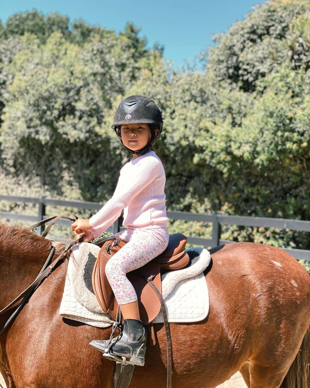 クリッセル・リムさんのインスタグラム写真 - (クリッセル・リムInstagram)「We have a rider!! She loveddddd her riding lesson! She woke up this morning asking if she can go ride again! I can’t with their little helmet and boots 🥰 #chloevictoriachen」9月25日 8時05分 - chrisellelim