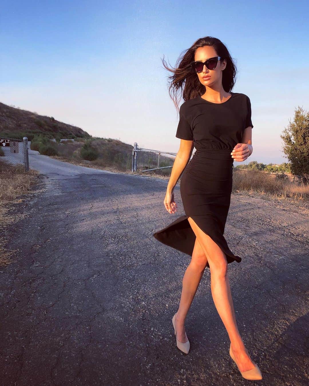 ドナ・フェルドマンのインスタグラム：「Sometimes the smallest step in the right direction, ends up being the biggest step of your life. Tip Toe if you must, but take that step! @revolve #revolveu #lbd」