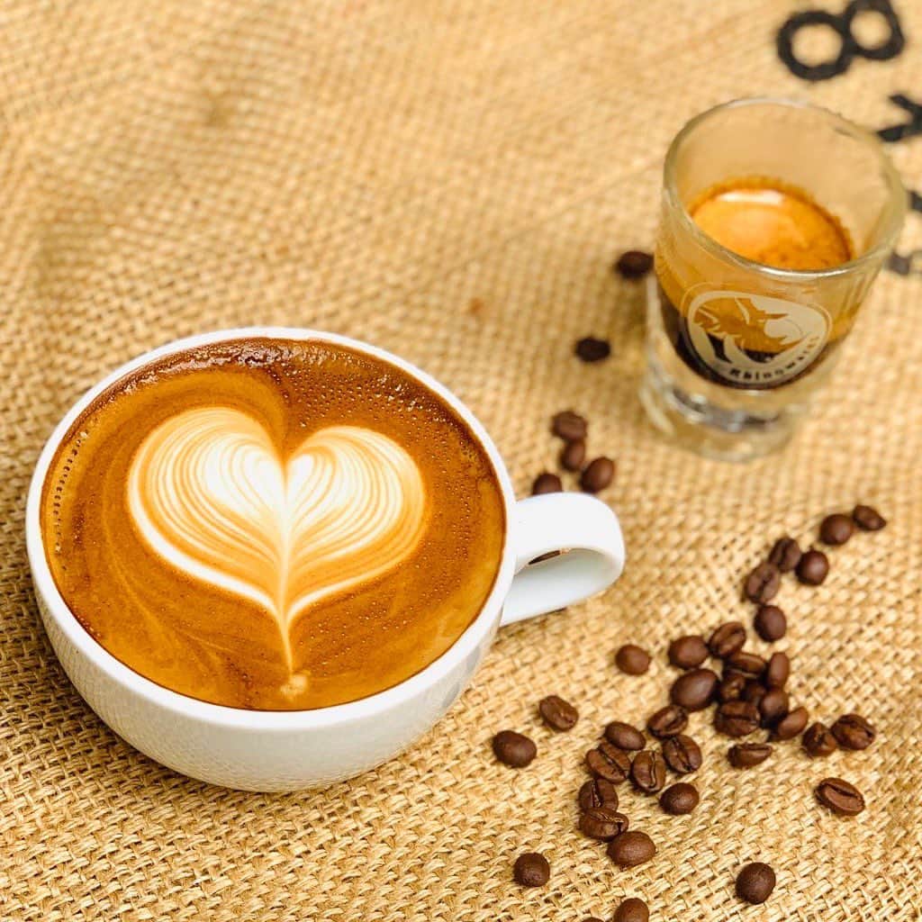 AMAZING COFFEEさんのインスタグラム写真 - (AMAZING COFFEEInstagram)「. ☕AMAZING COFFEE OSAKA SOUTH SIDE☕ . ホットコーヒーがおいしい季節がやってきましたね☺️🍂🍁 . AMAZING COFFEEはバリスタが丁寧にできたての一杯をお届けします💁🏻‍♂️✨✨ . ホッと一息つきたいあなたに🤫💭 ぜひ、お待ちしております⤴︎︎⤴︎︎ . #AMAZINGCOFFEE #AMeCO #アメコ #OSAKASOUTHSIDE #Coffee #Espresso #Latte #Latteart #Cafe #大阪カフェ #堀江カフェ」9月25日 8時00分 - amazing_coffee_official