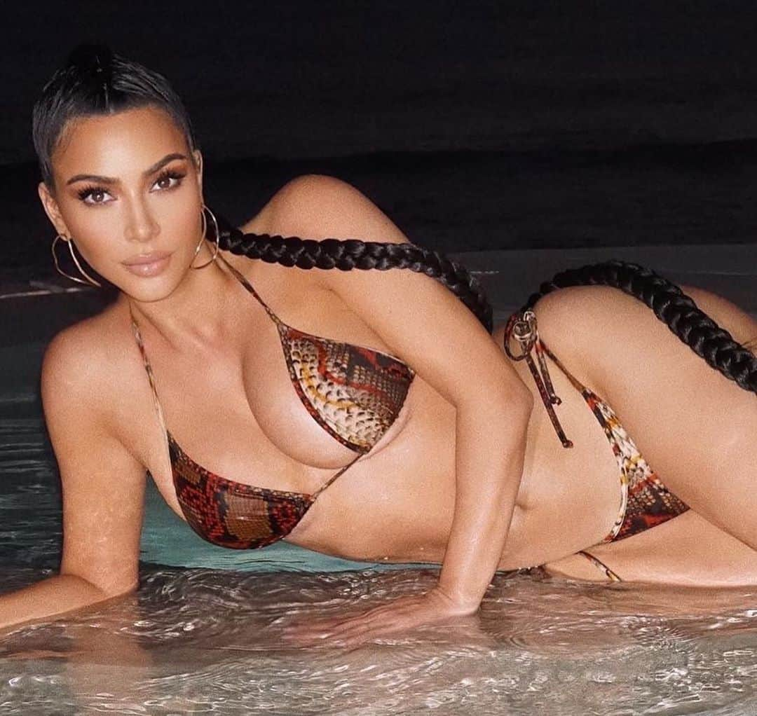 Hrush Achemyanさんのインスタグラム写真 - (Hrush AchemyanInstagram)「When you serve an 8 course meal poolside  Would you guys like me to teach you how to create this look on @kimkardashian on my YouTube channel? Comment 🍑 below.  #kimkardashian #styledbyhrush  Makeup & photography by @styledbyhrush」9月25日 8時01分 - styledbyhrush