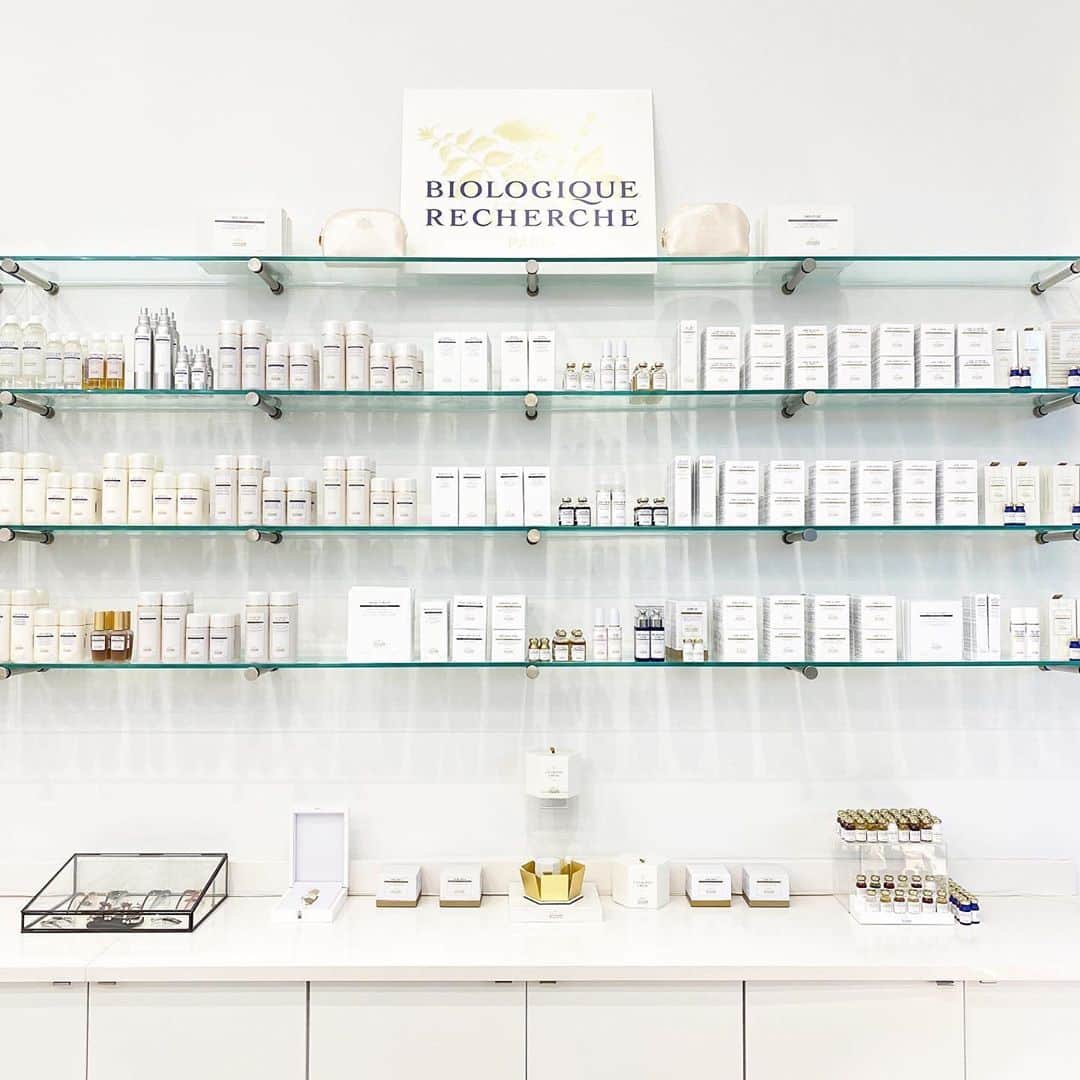 Biologique Recherche USAさんのインスタグラム写真 - (Biologique Recherche USAInstagram)「We are proud to announce the launch of Biologique Recherche at Paul Labrecque Palm Beach, featuring the finest of skincare in an idyllic environment.  Partner of @biologique_recherche for over 20 years in NYC, @paullabrecquesalon now provides visitors and residents of the island with our unique approach to skincare, offering an extensive selection of products, hyper-customized face, body and hair treatments.  On the island, guests are invited to enjoy a tasteful mix of beauty, fashion and gastronomy under the warmth of the Florida sun, making it a perfect wellness escape.   Lastly, the spa is ideally located at @theroyalpoincianaplaza, icon of Palm Beach signature style and beating heart of the Island.  Book your in-site or virtual consultation now on Paul Labrecque's website and experience an in-depth skin analysis using our Skin Instant Lab and Visolab technology.  Photo credit @sargentphoto @benfinkshapiro  • • #biologiquerecherche #passion #expert #skin #skincare #facecare #bodycare #haircare #paullabrecquesalon #paullabrecque #spa #salon #palmbeach #florida #FollowYourSkinInstant #skininstant #buildingbetterskin #wellness #wellnesswithbr」9月25日 8時03分 - biologique_recherche_usa