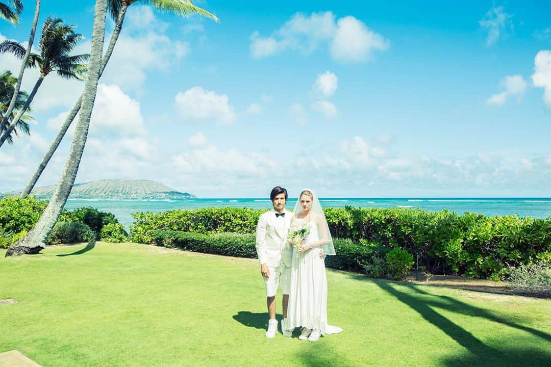 oversea_weddingのインスタグラム：「その旅に 恋をする 写真にこだわるリゾートウェディング ・ ocean front ・ 国内だから時差もなくリーズナブルに、南海の楽園で「宮古ブルー」に輝く空と海に包まれるphotogenicなlover's weddingを。 ・ まずはお問合せを。 #リゾートウェディング #前撮り #ウェディングフォト #後撮り #星空撮影 #ウェディングドレス #hawaiiwedding #花嫁ヘア #フォトウェディング #卒花 #プレ花嫁 #卒花嫁 #日本中のプレ花嫁さんと繋がりたい #沖縄挙式 ウェディング #沖縄ウェディング #写真好き #宮古島 #ビーチフォト #dancingbear #onelove #海外ウェディング #宮古島旅行 #ウェディングブーケ #リゾ婚 #与那覇前浜ビーチ #お色直し #入籍 #宮古ブルー #モバイルウェディング #さとうきび畑の一本道」